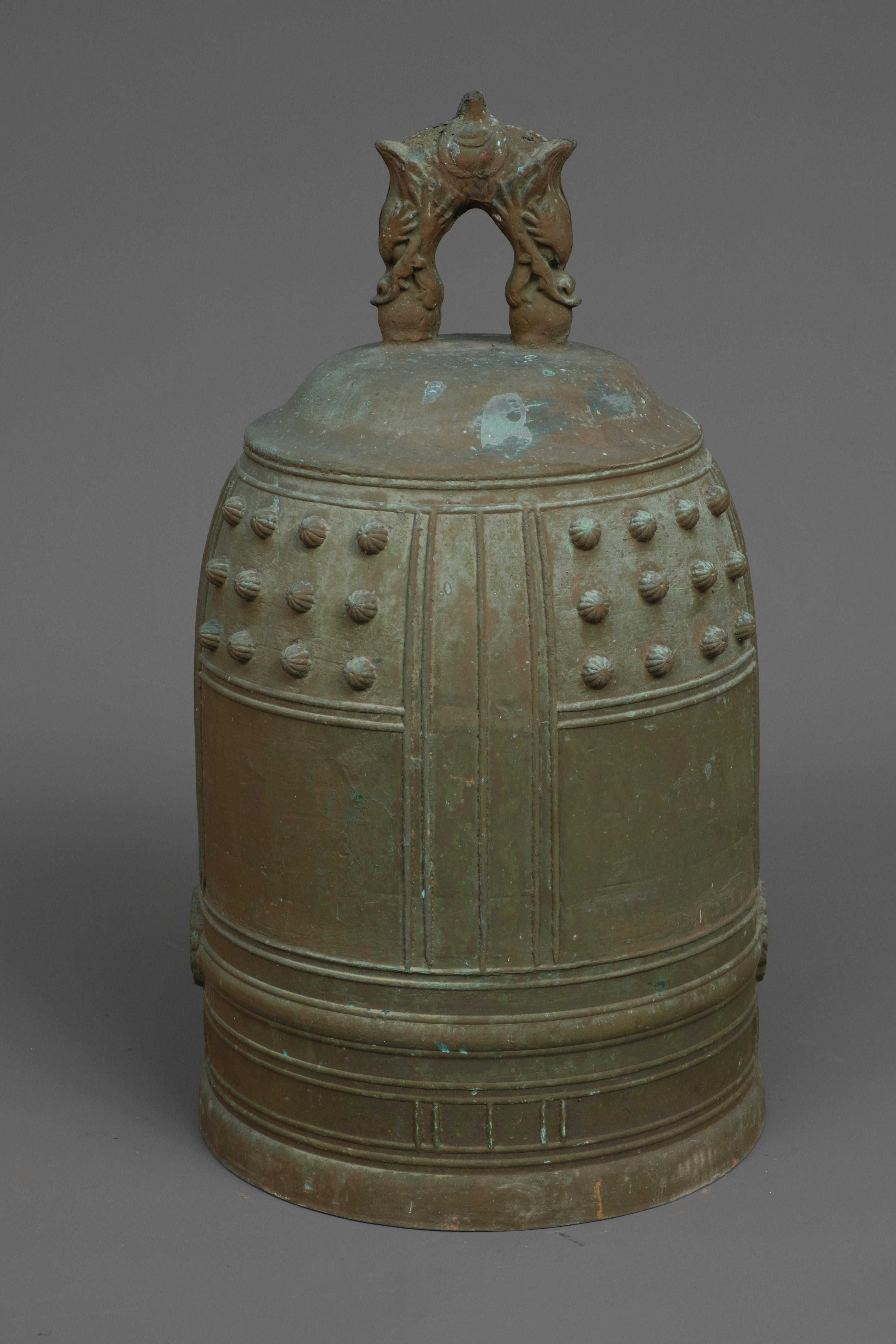 Heavy, Japanese bronze temple bell 梵鐘 (bonshô) of traditional shape In Good Condition In Amsterdam, NL
