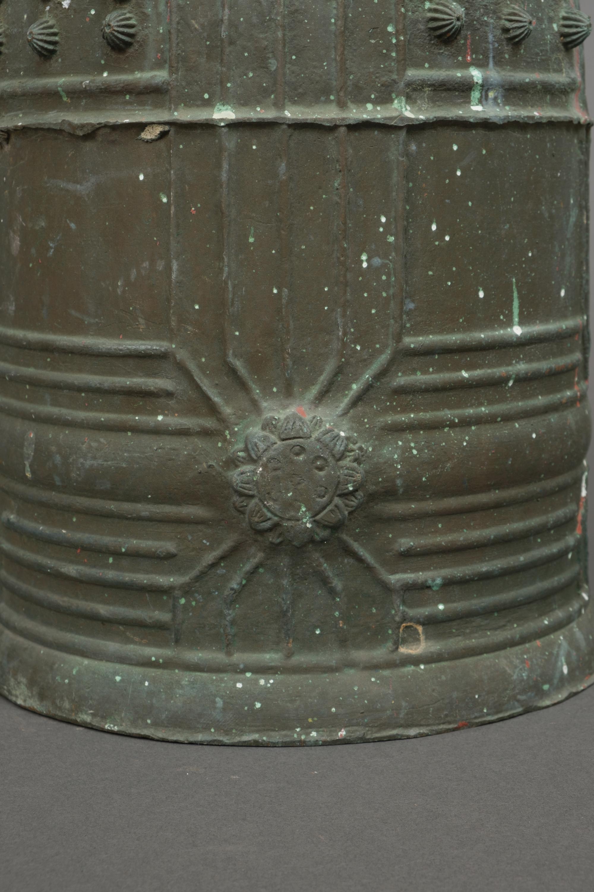 Heavy, Japanese bronze temple bell 梵鐘 (bonshô) of traditional shape For Sale 1