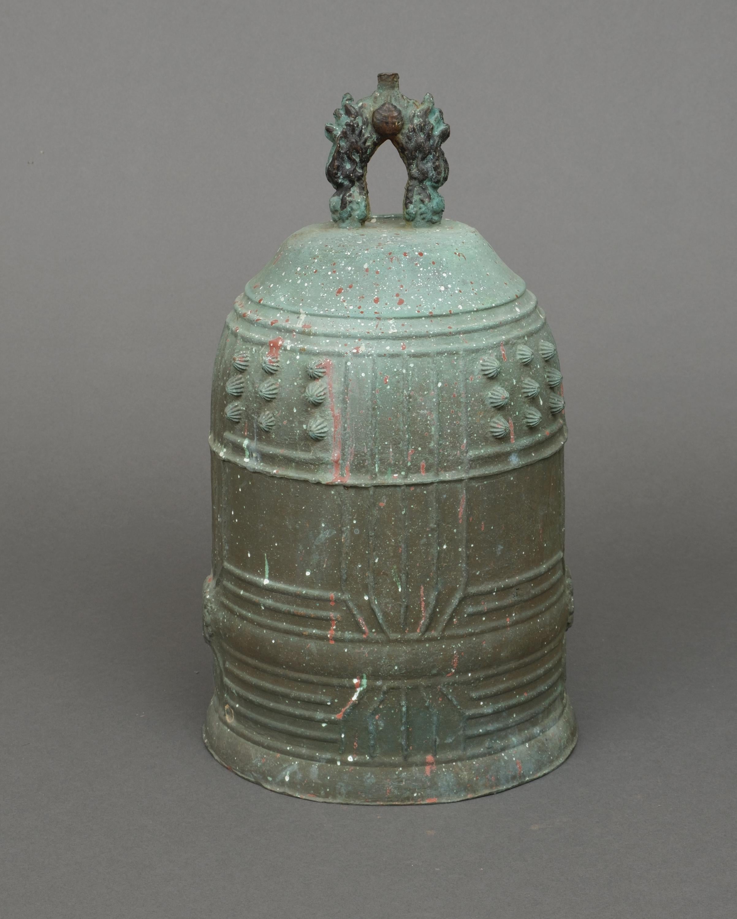 Heavy, Japanese bronze temple bell 梵鐘 (bonshô) of traditional shape For Sale 2