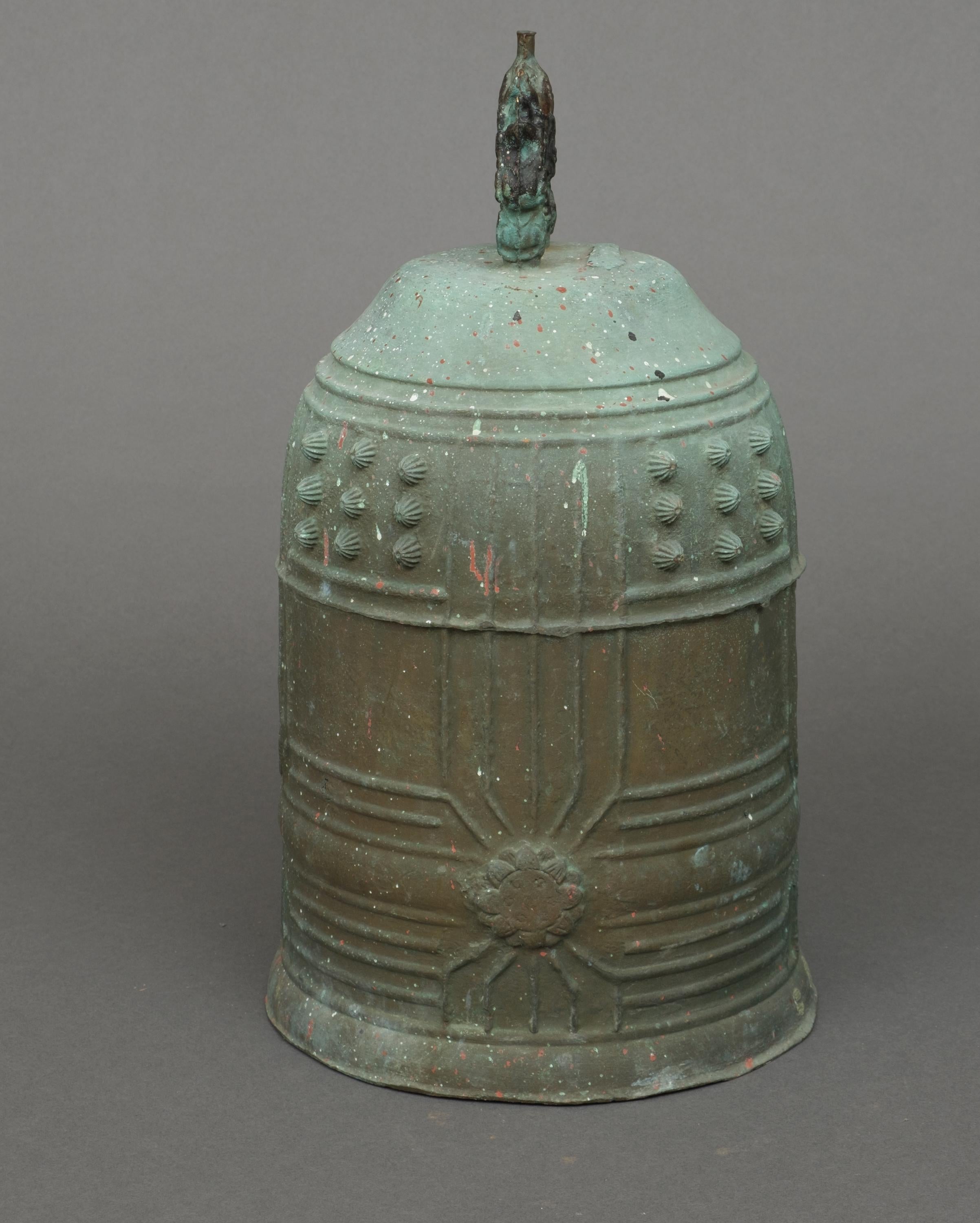 Heavy, Japanese bronze temple bell 梵鐘 (bonshô) of traditional shape For Sale 3