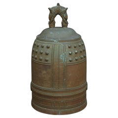 Lourde cloche de temple japonaise en bronze 梵鐘 (bonshô) de forme traditionnelle.