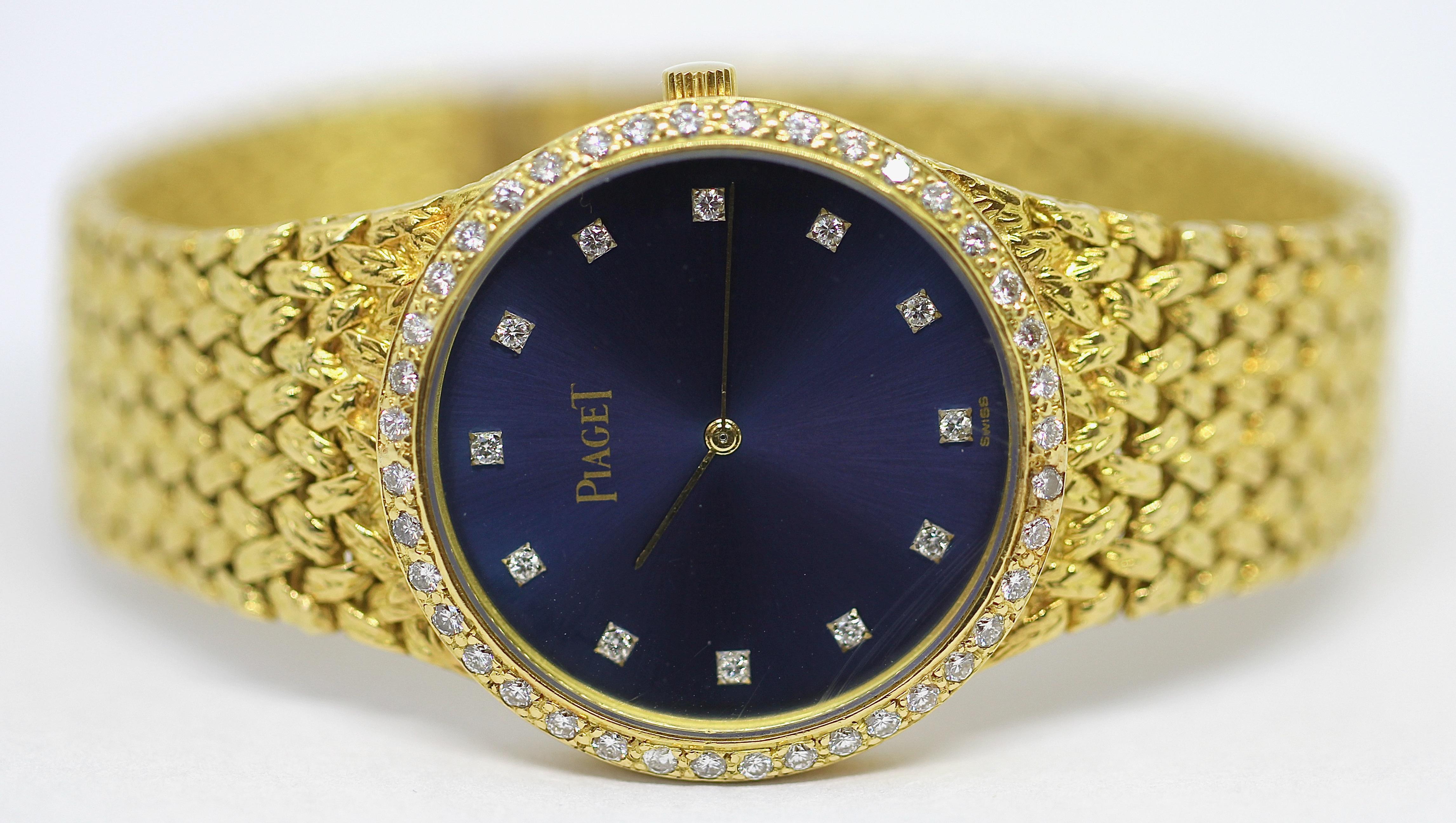 Lourde montre pour dame de Piaget, or jaune massif 18 carats avec diamants.

Cadran bleu et lunette sertie de diamants.
Mouvement mécanique à remontage manuel.

La montre fonctionne bien. Diverses rayures mineures sur le verre.

Certificat