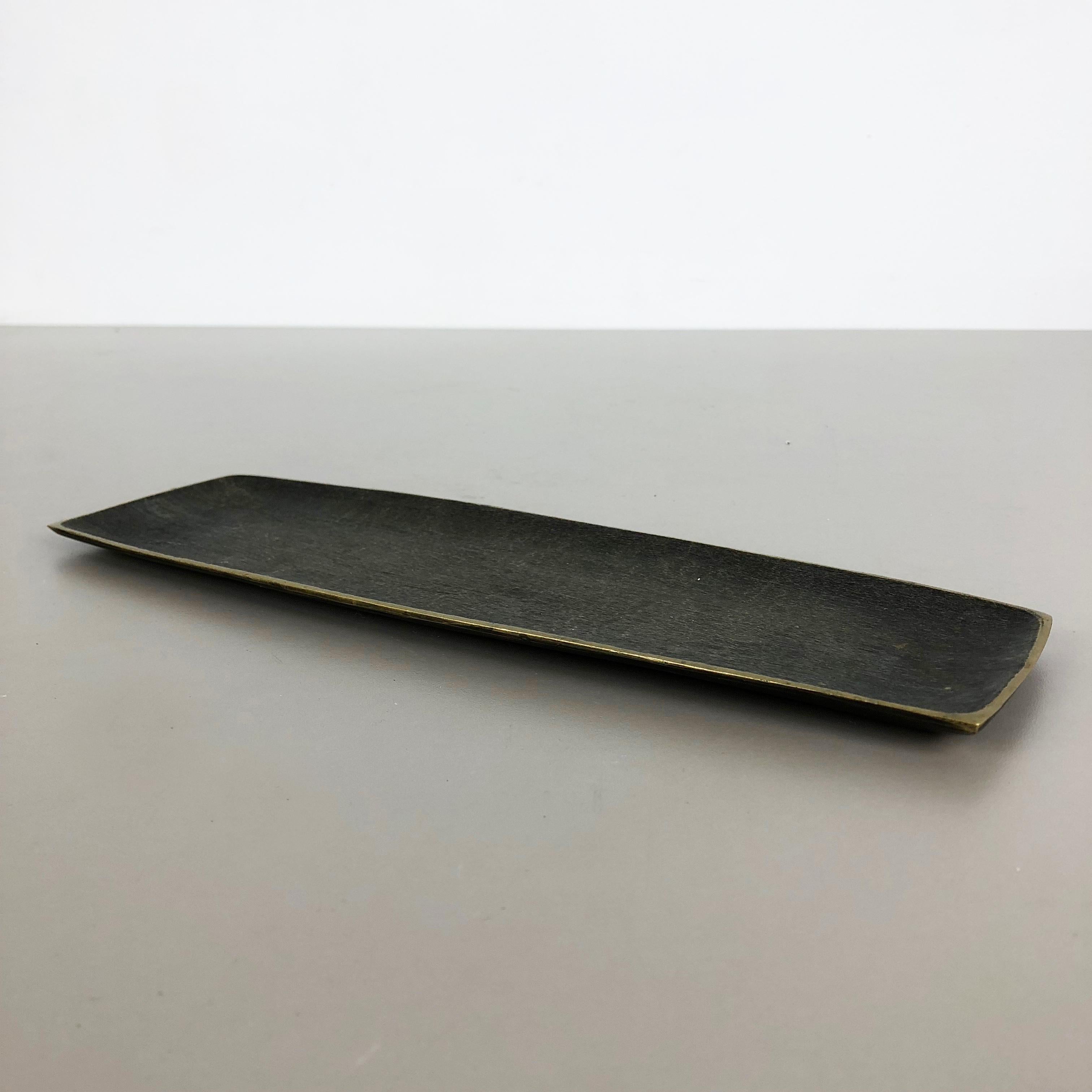 Article:

Brass metal shell plate element


Origin:

Austria


Material:

Brass




Wonderful metal element shell plate made in Austria in the 1950. high quality 1950s autrian handmade fabrication of solid brass, which is blacked at the top side and