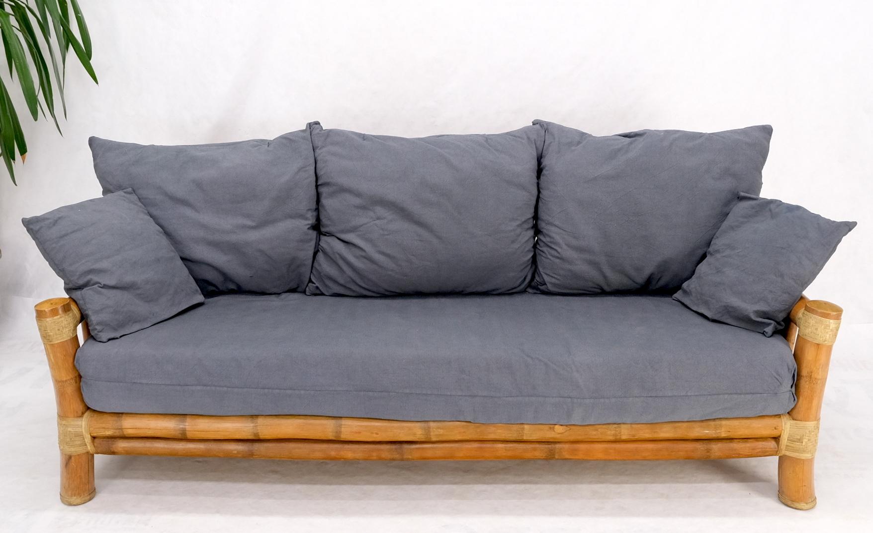 Mid-Century Modern-Sofa mit großem Bambusrahmen und großem Durchmesser  (Moderne der Mitte des Jahrhunderts) im Angebot