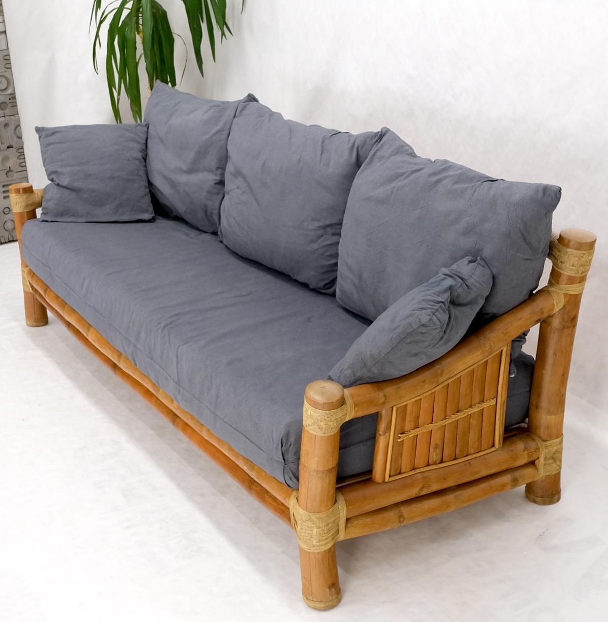 Mid-Century Modern-Sofa mit großem Bambusrahmen und großem Durchmesser  (Unbekannt) im Angebot