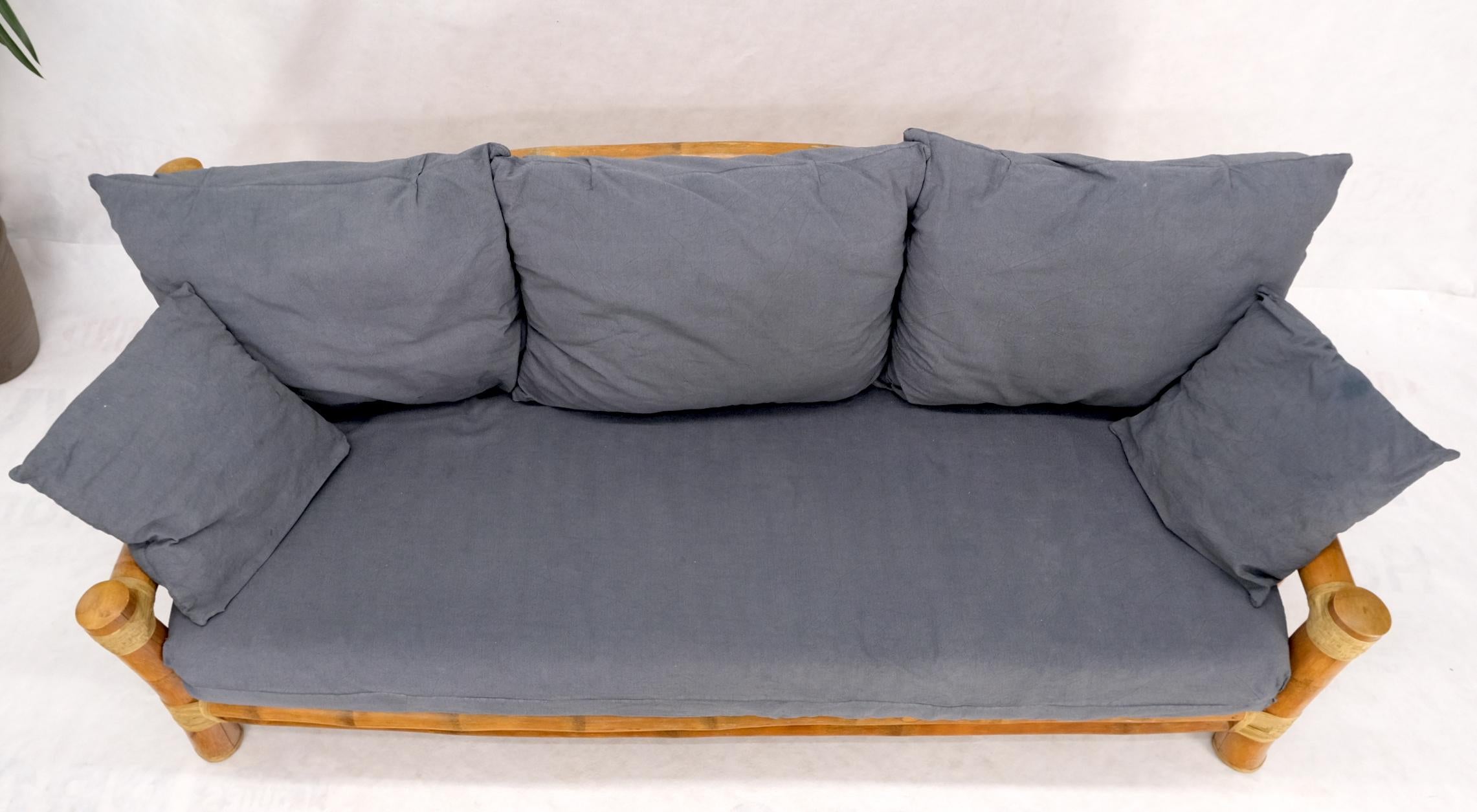 Mid-Century Modern-Sofa mit großem Bambusrahmen und großem Durchmesser  (Polster) im Angebot