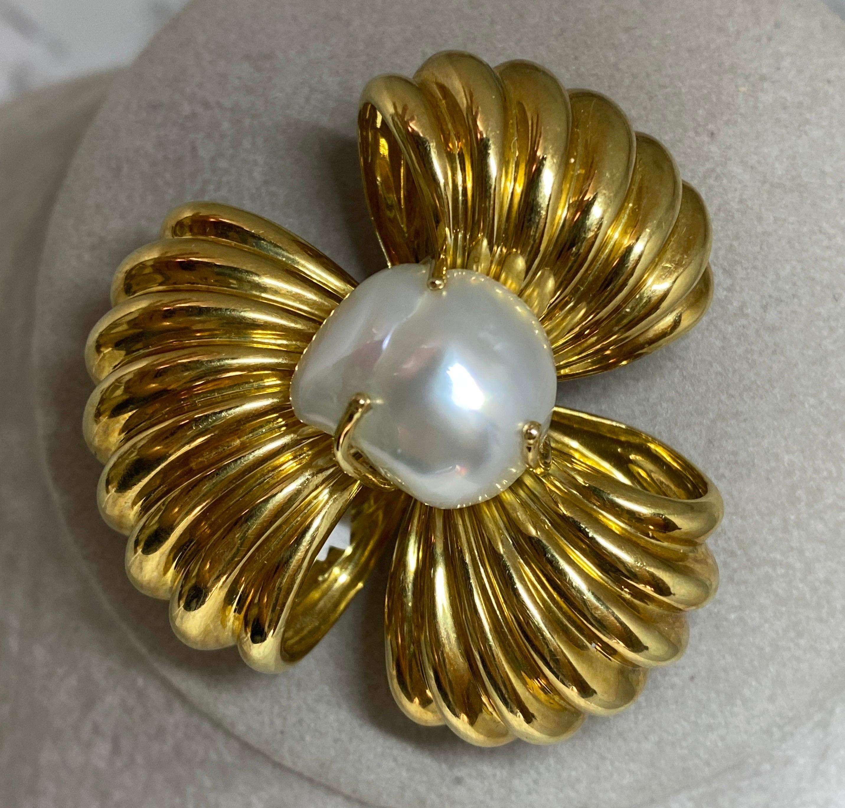 Heavy Large White Baroque Pearl 18k Yellow Gold Bow Ribbon Brooch, Pin  For Sale 8