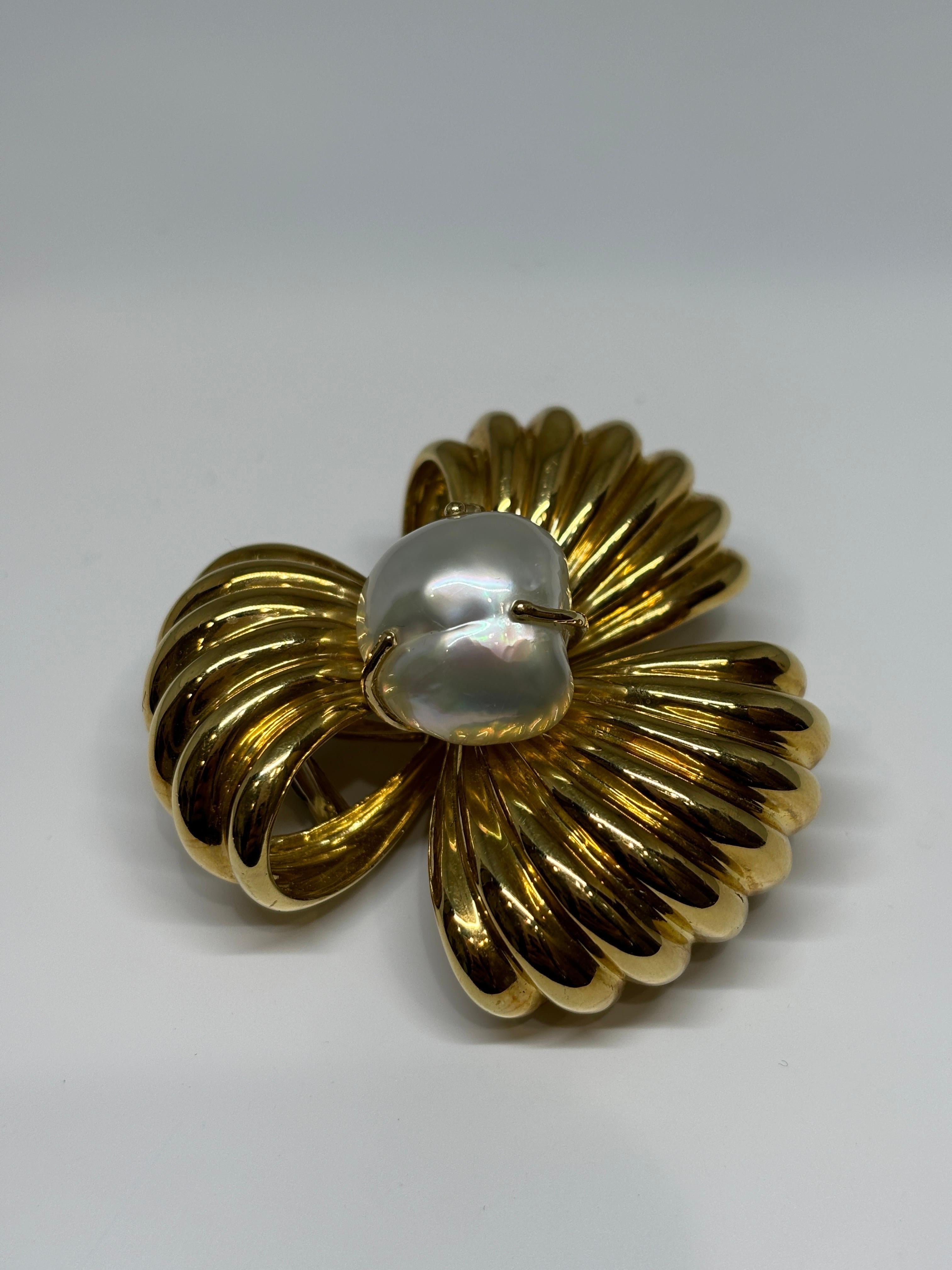 Heavy Large White Baroque Pearl 18k Yellow Gold Bow Ribbon Brooch, Pin  In Good Condition For Sale In Bernardsville, NJ