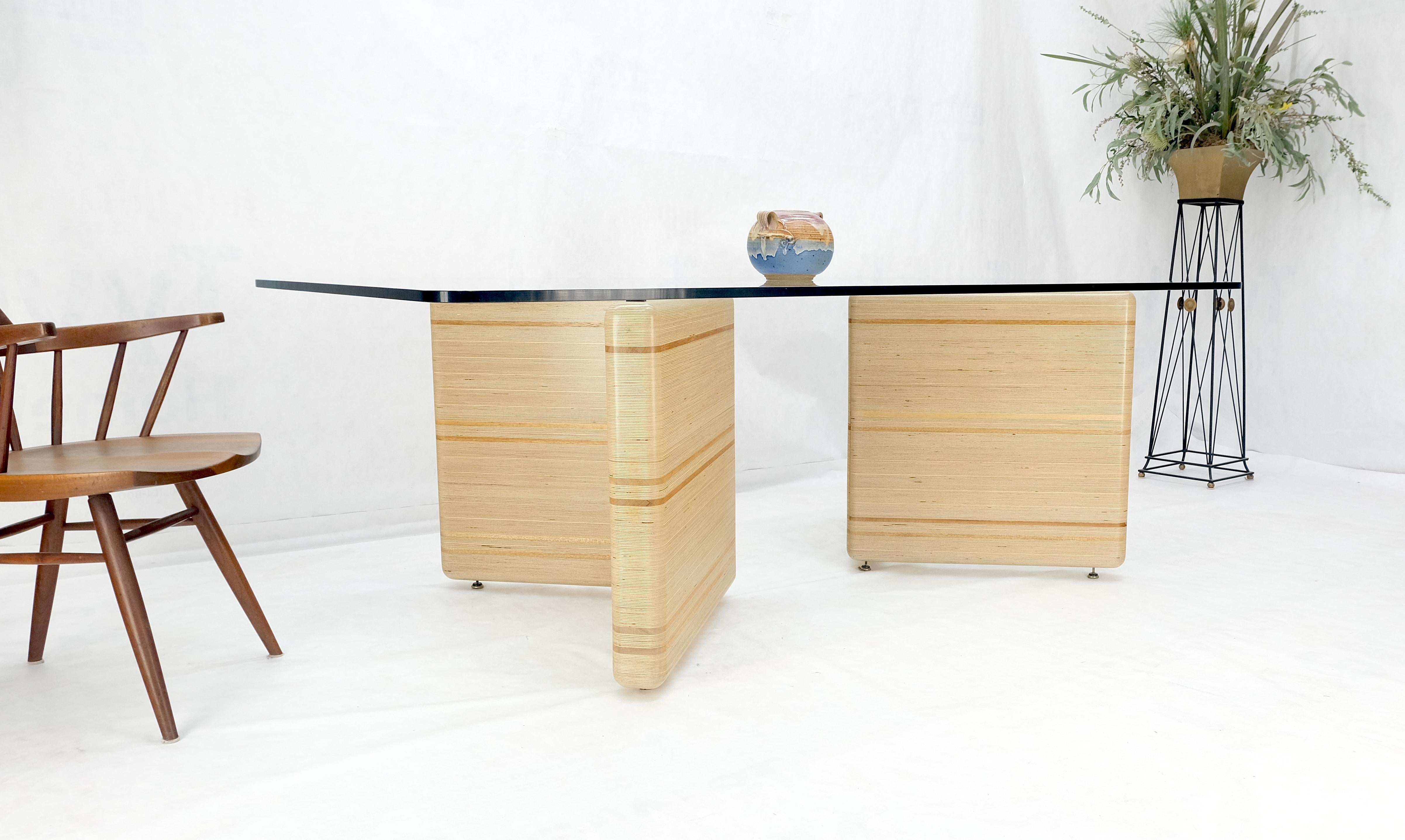 Madera contrachapada de capas gruesas y fresada Base en forma de V de mediados de siglo Tapa de cristal de 3/4