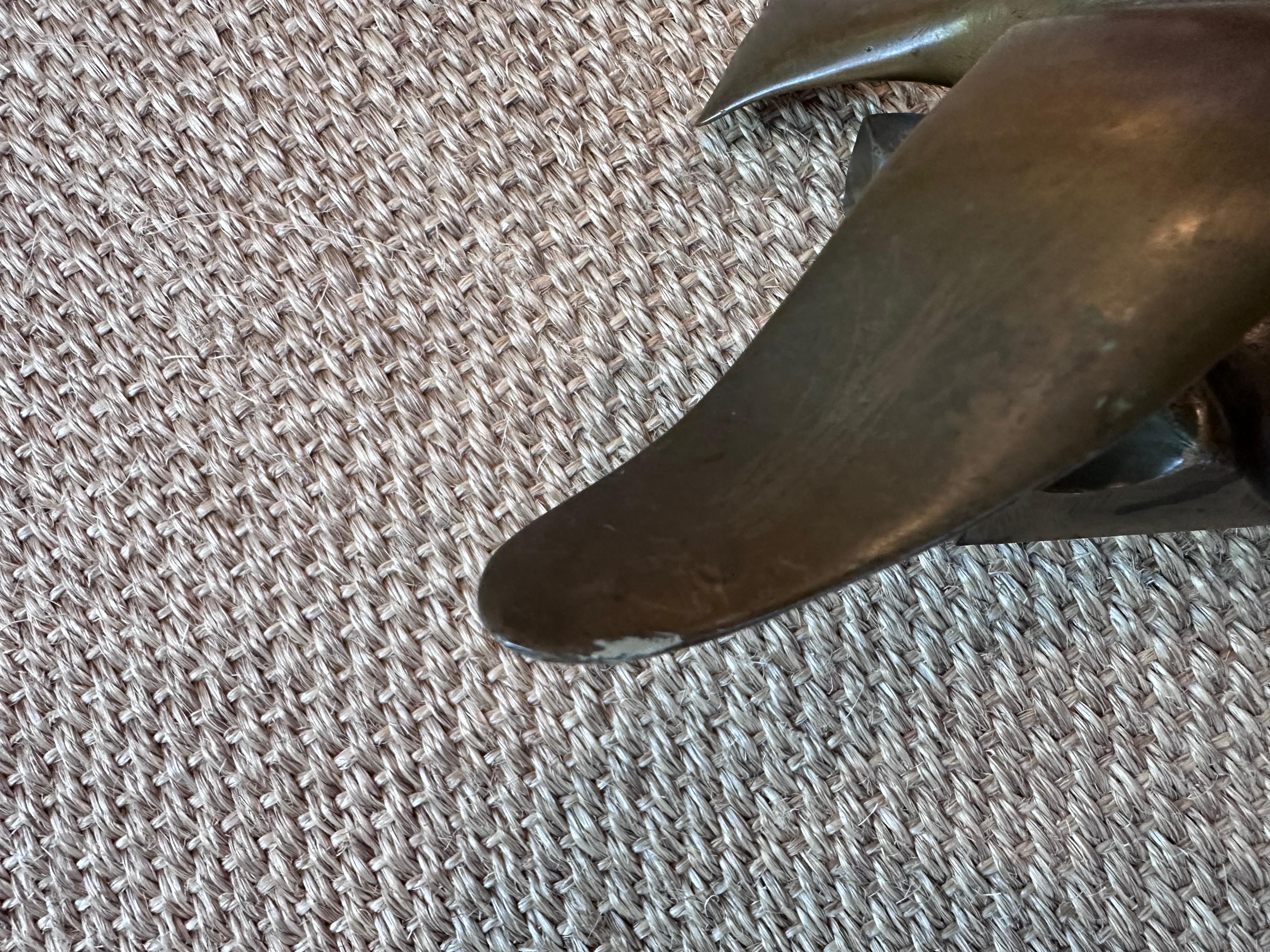 Colombe en métal lourd Oiseau en vol sur socle texturé en vente 4