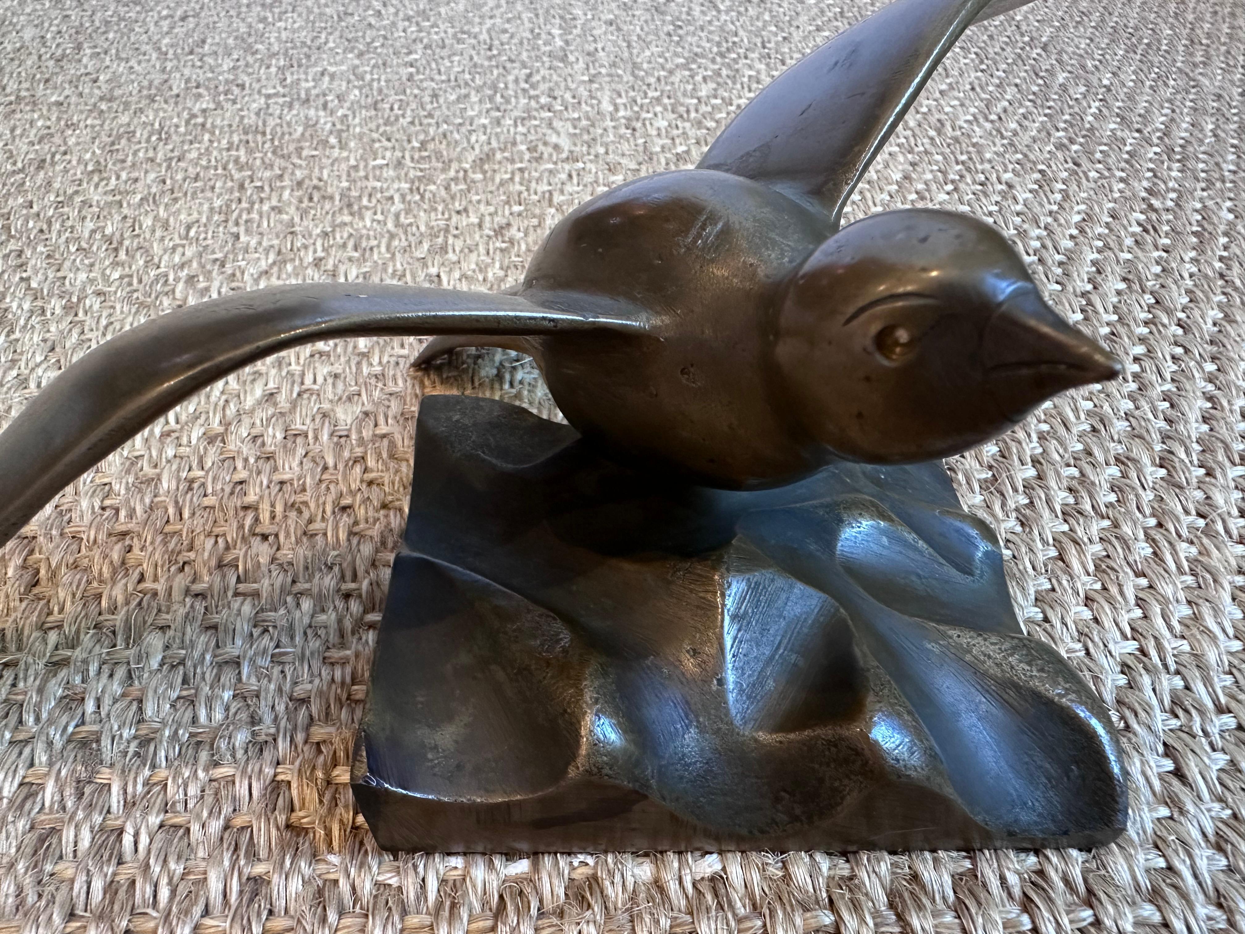 XXIe siècle et contemporain Colombe en métal lourd Oiseau en vol sur socle texturé en vente