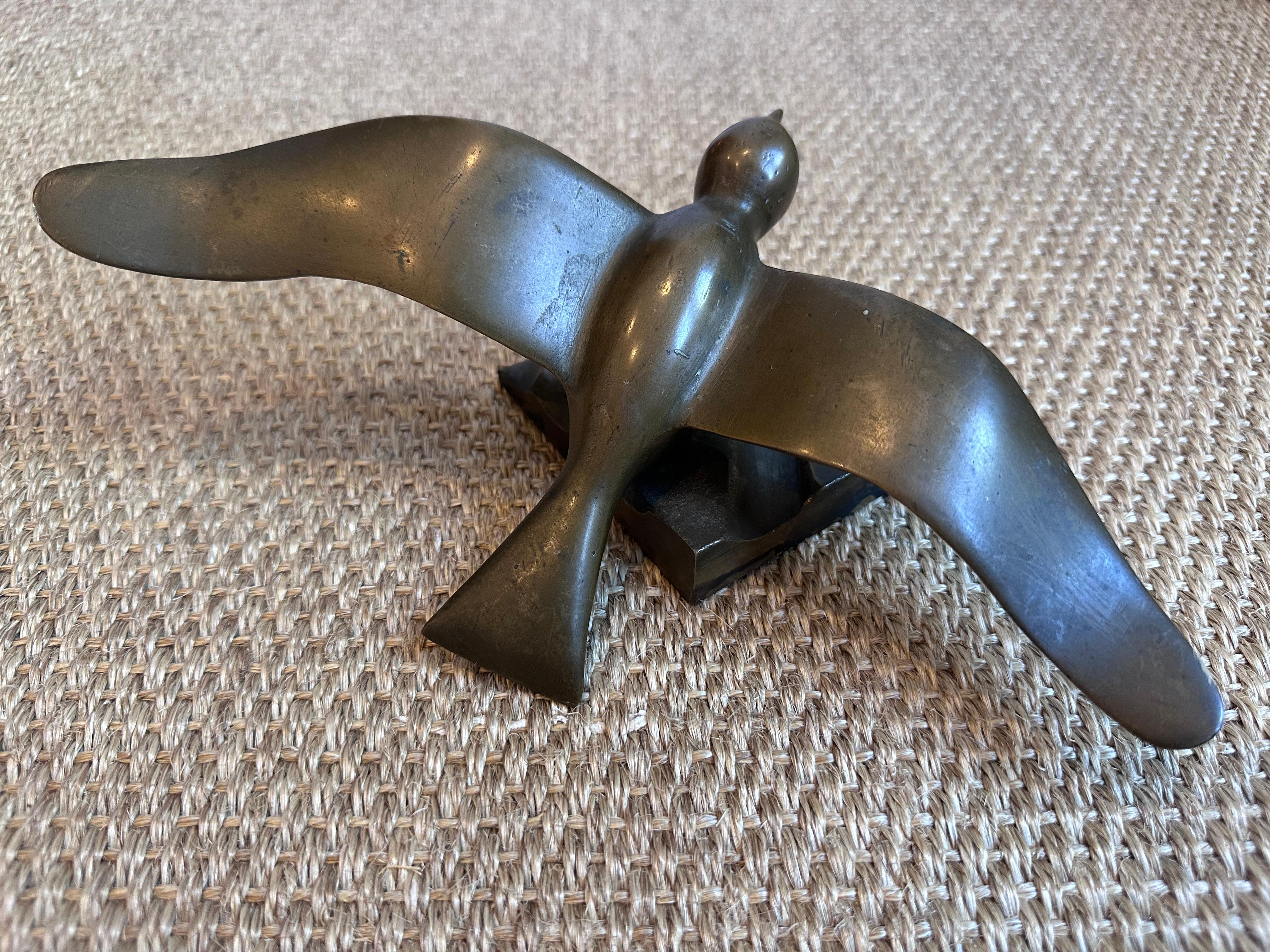 Bronze Colombe en métal lourd Oiseau en vol sur socle texturé en vente