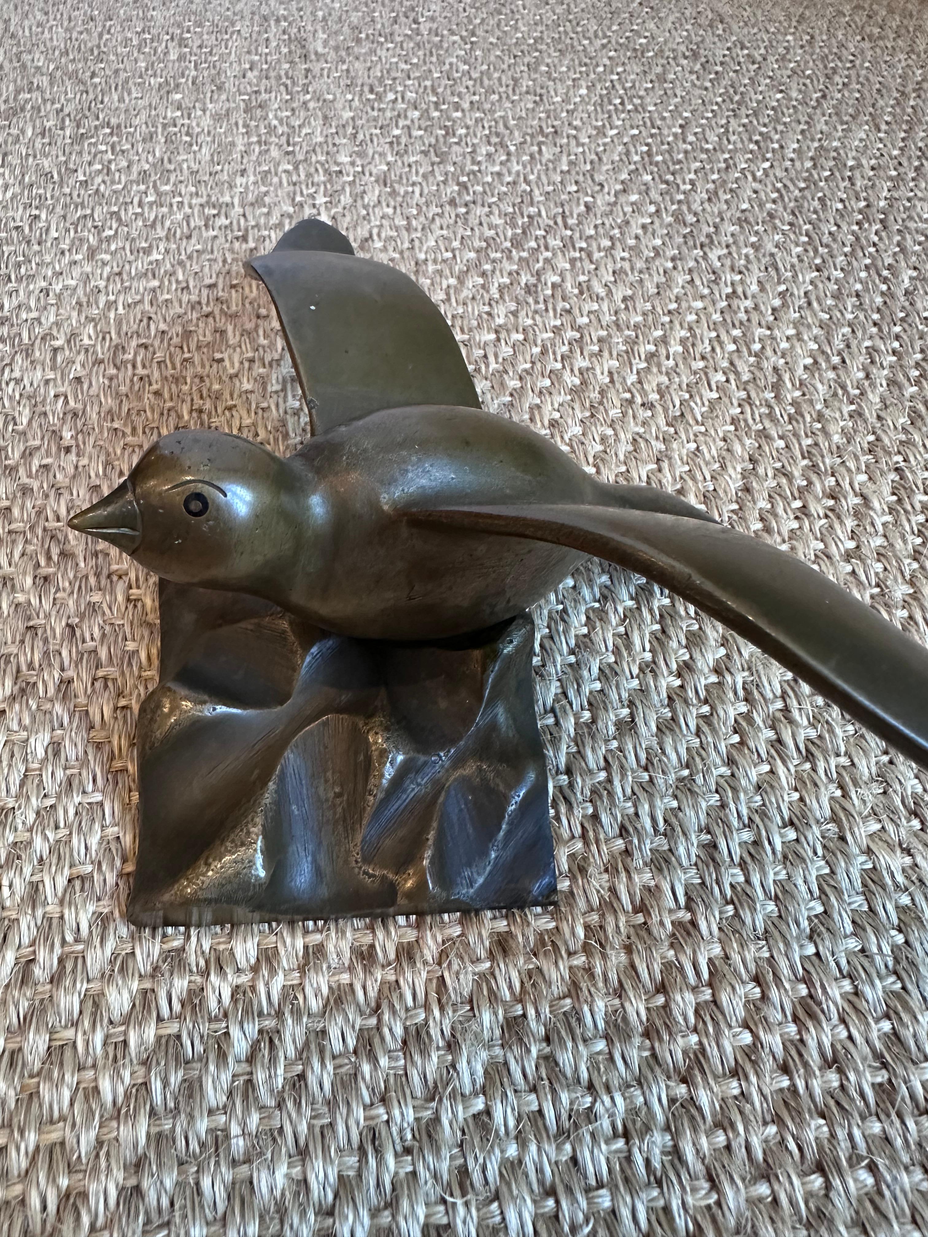 Colombe en métal lourd Oiseau en vol sur socle texturé en vente 2