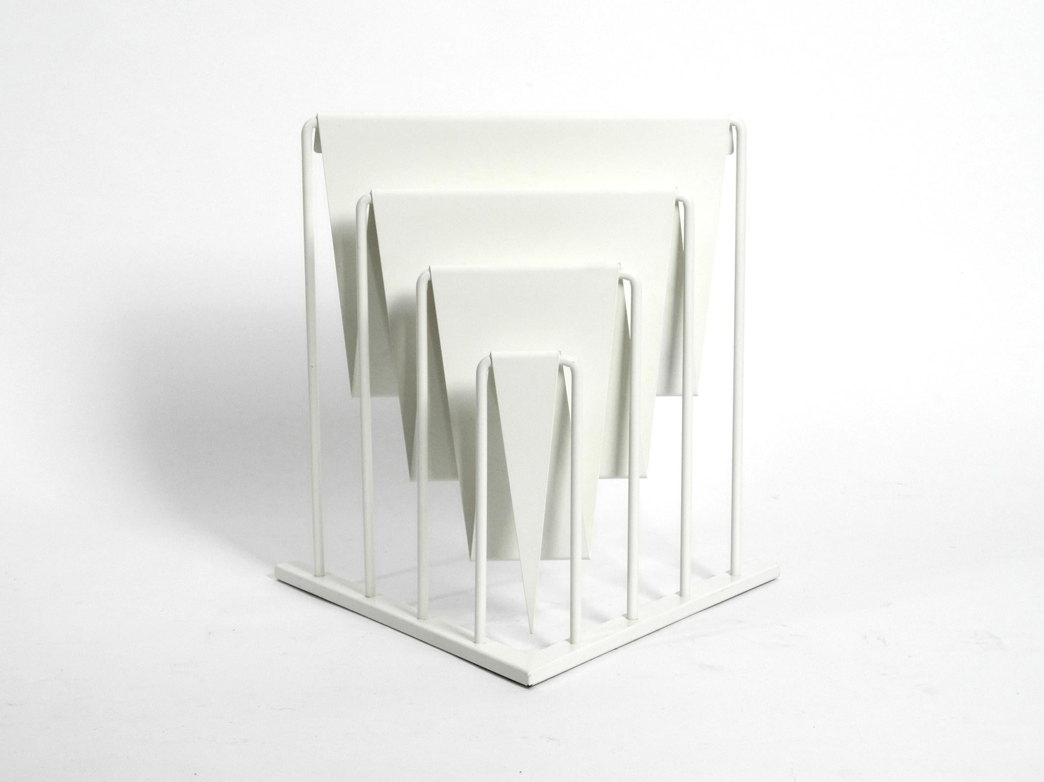 Heavy metal magazine rack in white.
In rare minimalistic postmodern design.
Very high quality interesting minimalistic 1980s design.
In very good vintage condition without damages.
100% original condition. Not refurbished.
Suitable for all