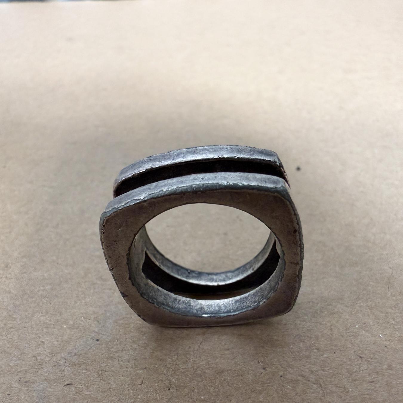 Anello in metallo pesante in argento a doppia fascia Design/One modernista in vendita 1