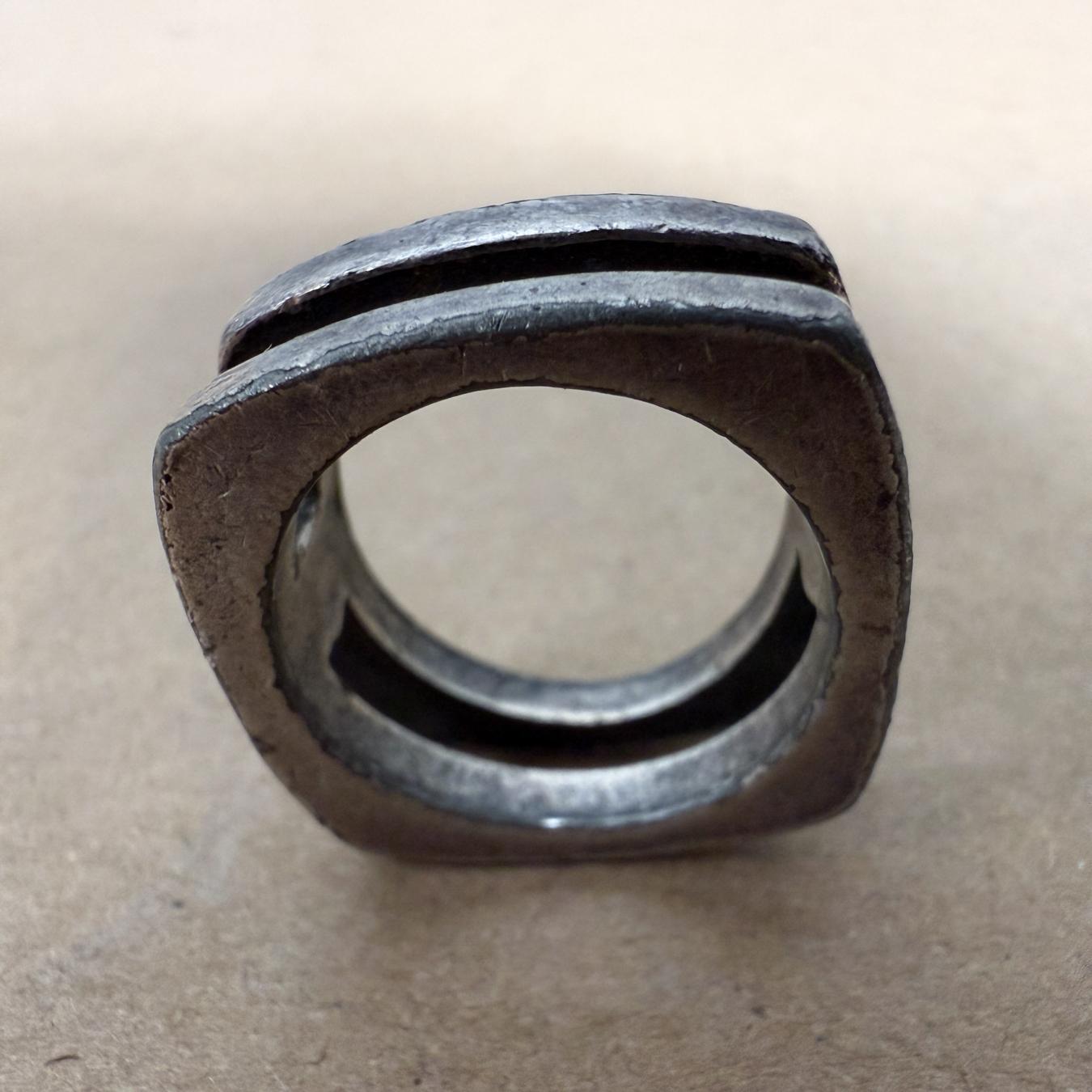 Anello in metallo pesante in argento a doppia fascia Design/One modernista in vendita 2