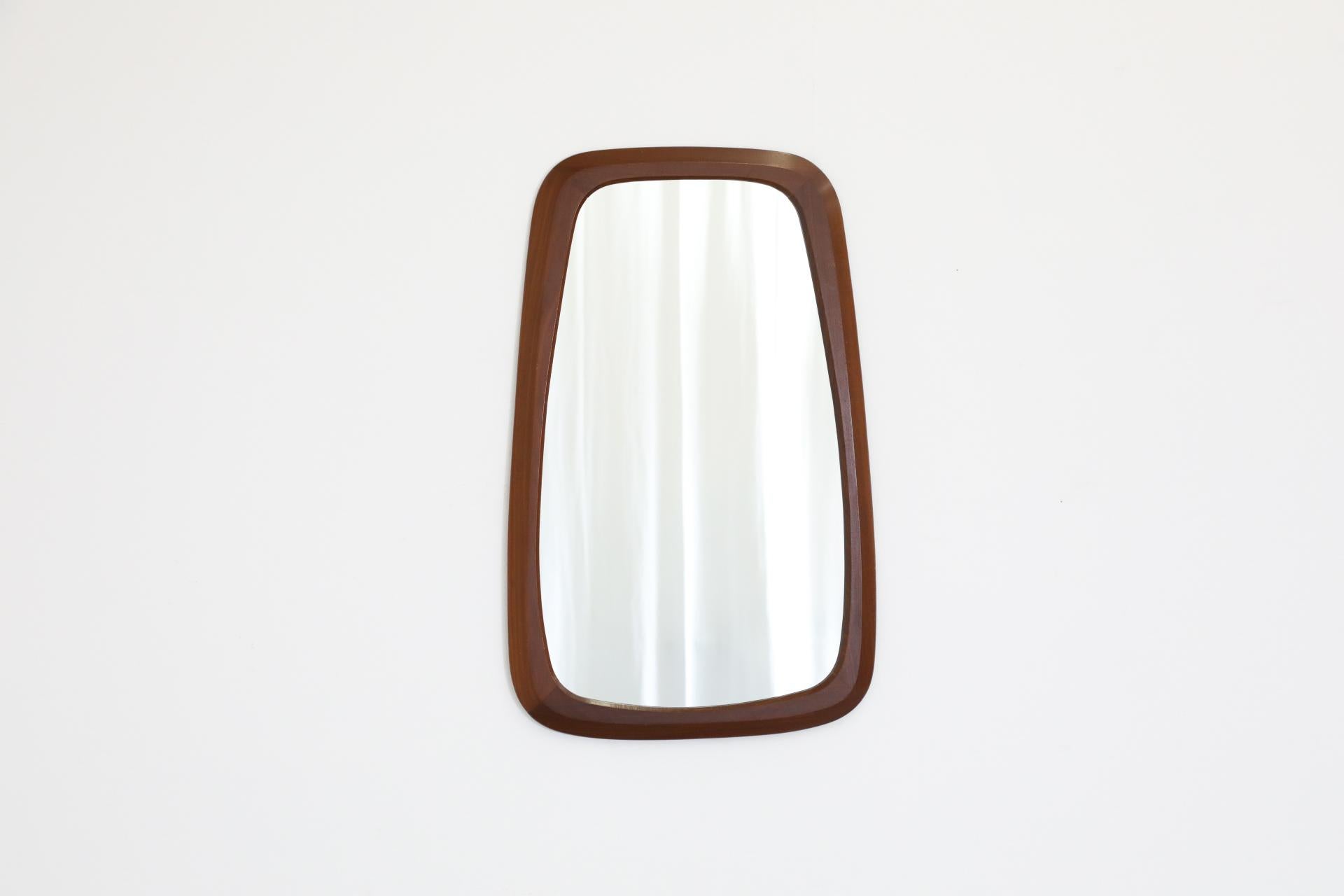 Schwere Ateljé Glas & Trä Stil geschnitzt Teakholz organische Form Spiegel Mid-Century (Moderne der Mitte des Jahrhunderts) im Angebot