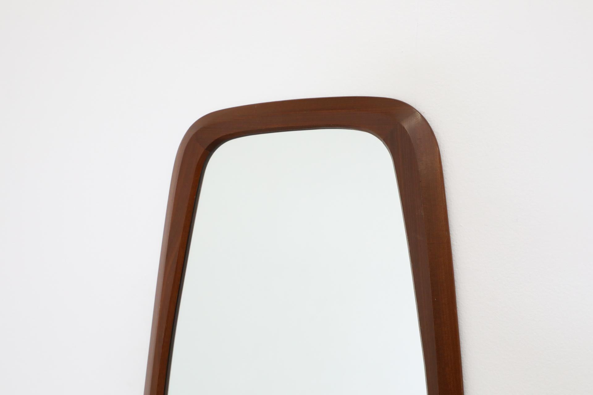 Schwere Ateljé Glas & Trä Stil geschnitzt Teakholz organische Form Spiegel Mid-Century (Geschnitzt) im Angebot