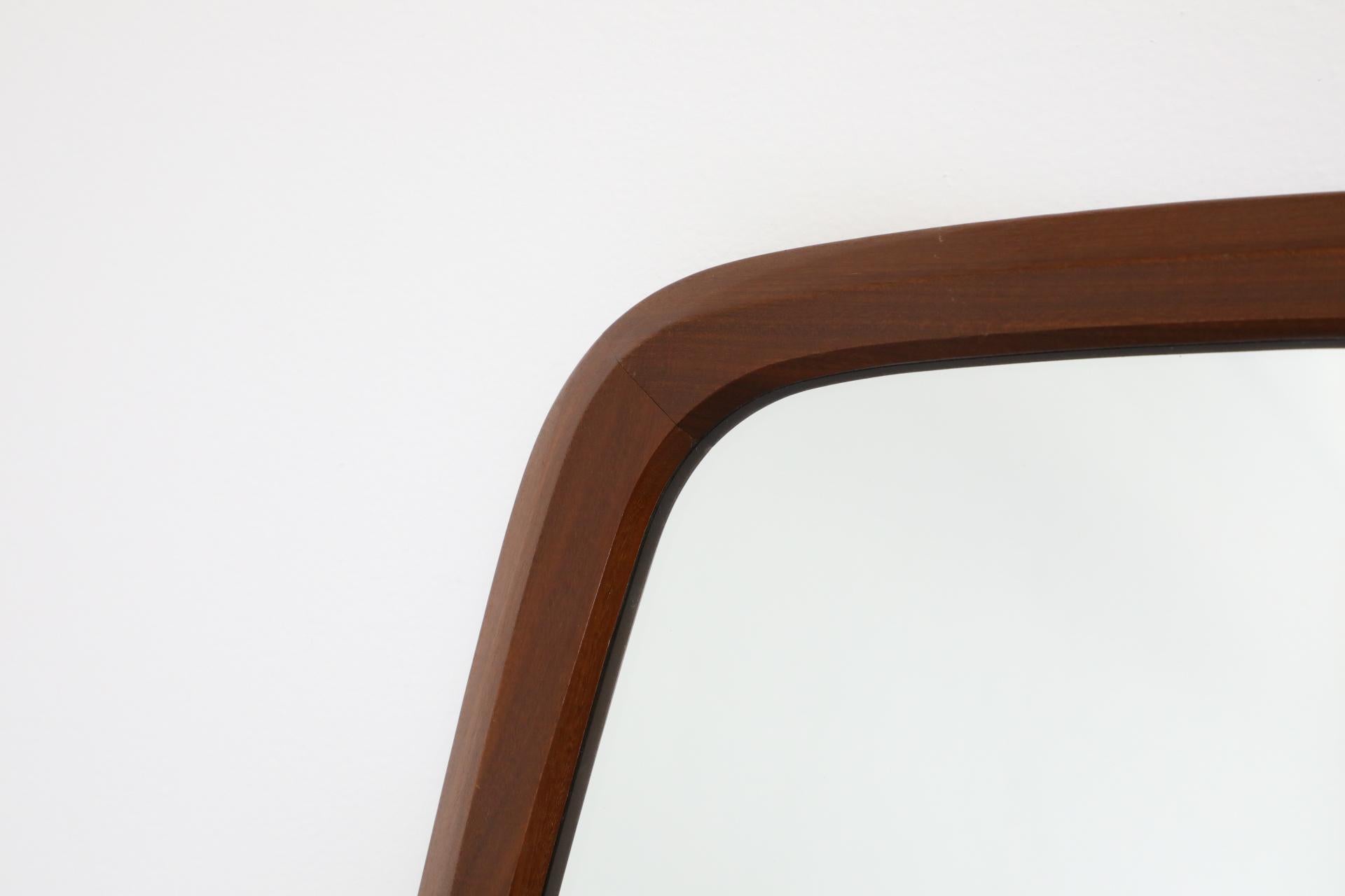 Schwere Ateljé Glas & Trä Stil geschnitzt Teakholz organische Form Spiegel Mid-Century im Angebot 1