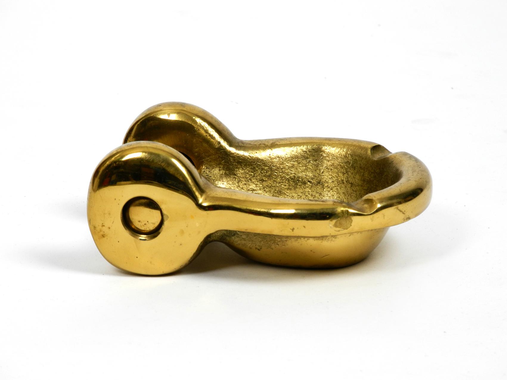 Heavy Midcentury Brass Ashtray in the Shape of a Ship's Shackle In Good Condition In München, DE