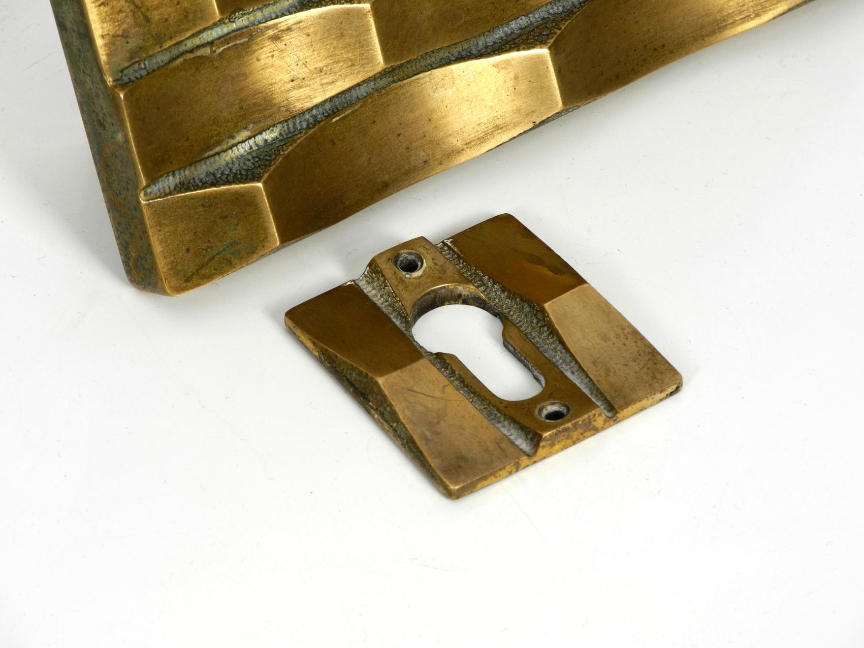 Heavy Mid-Century Modern Brutalist Design Brass Door Handle with Keyhole Cover In Good Condition In München, DE
