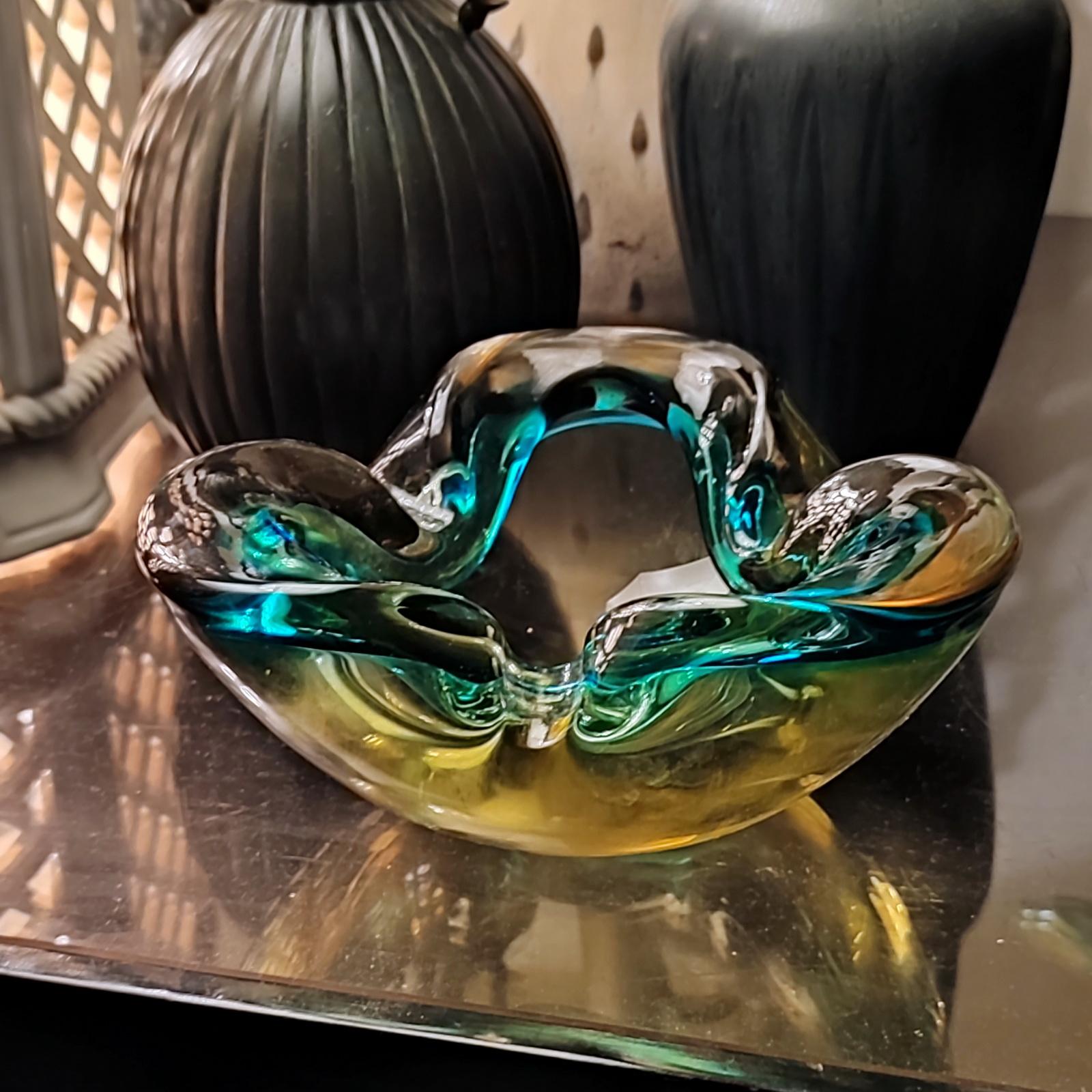 Mid-Century Modern Cendrier en verre de Murano « Amber-Teal » en forme de coupe, Murano, Seguso, Italie, 1970
