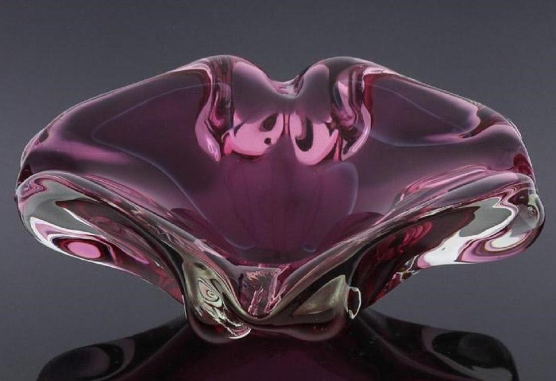 A wonderful 1950s heavy Murano glass clear to vibrant cranberry bowl by Barovier and Toso, Italy.
Measures:
Width 6