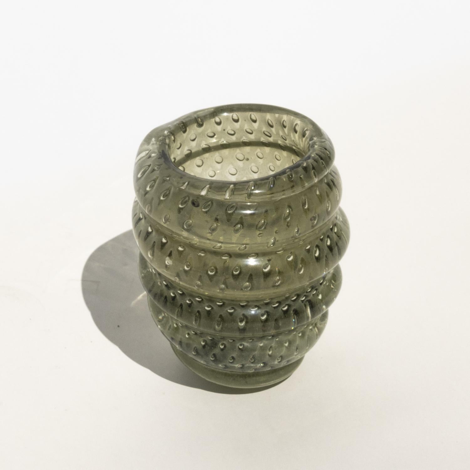 Vasen aus Murano-Glas boten Designern schon immer die Möglichkeit, frei mit Farben, Formen, Mustern und Texturen zu experimentieren. Von hauchdünnen, filigranen Vasen wie der 