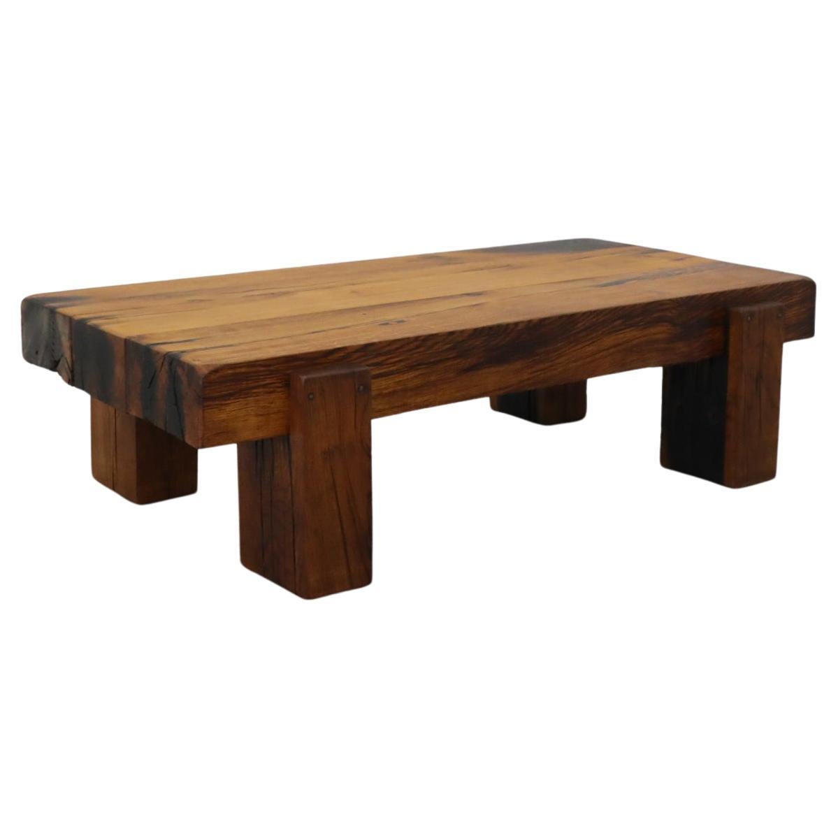 What color goes with oak furniture?