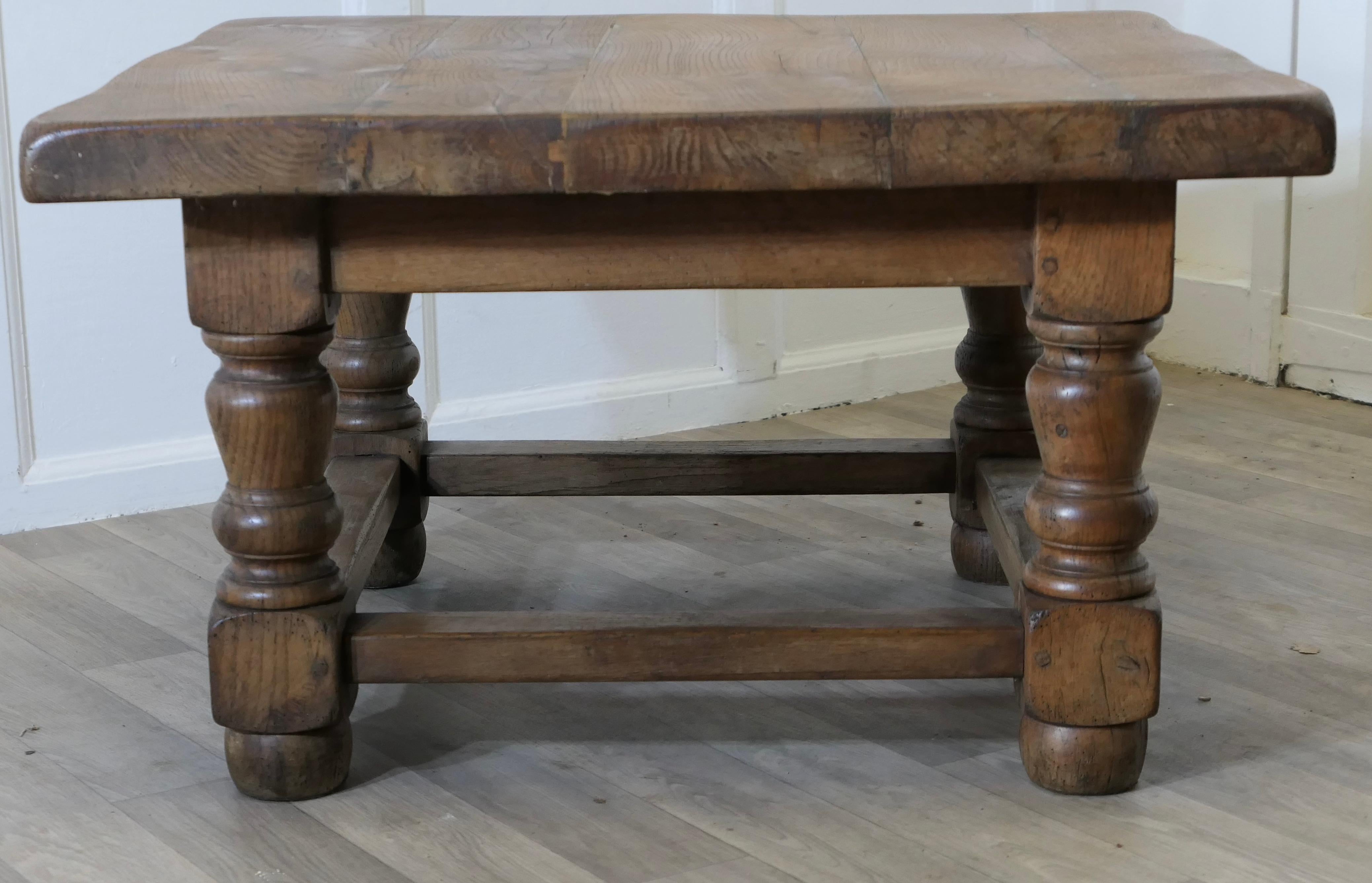 Table basse de ferme en planches de chêne lourd
  
Il s'agit d'une bonne table de style farmhouse, très solide et lourde. 
Le plateau de la table est en chêne de 2