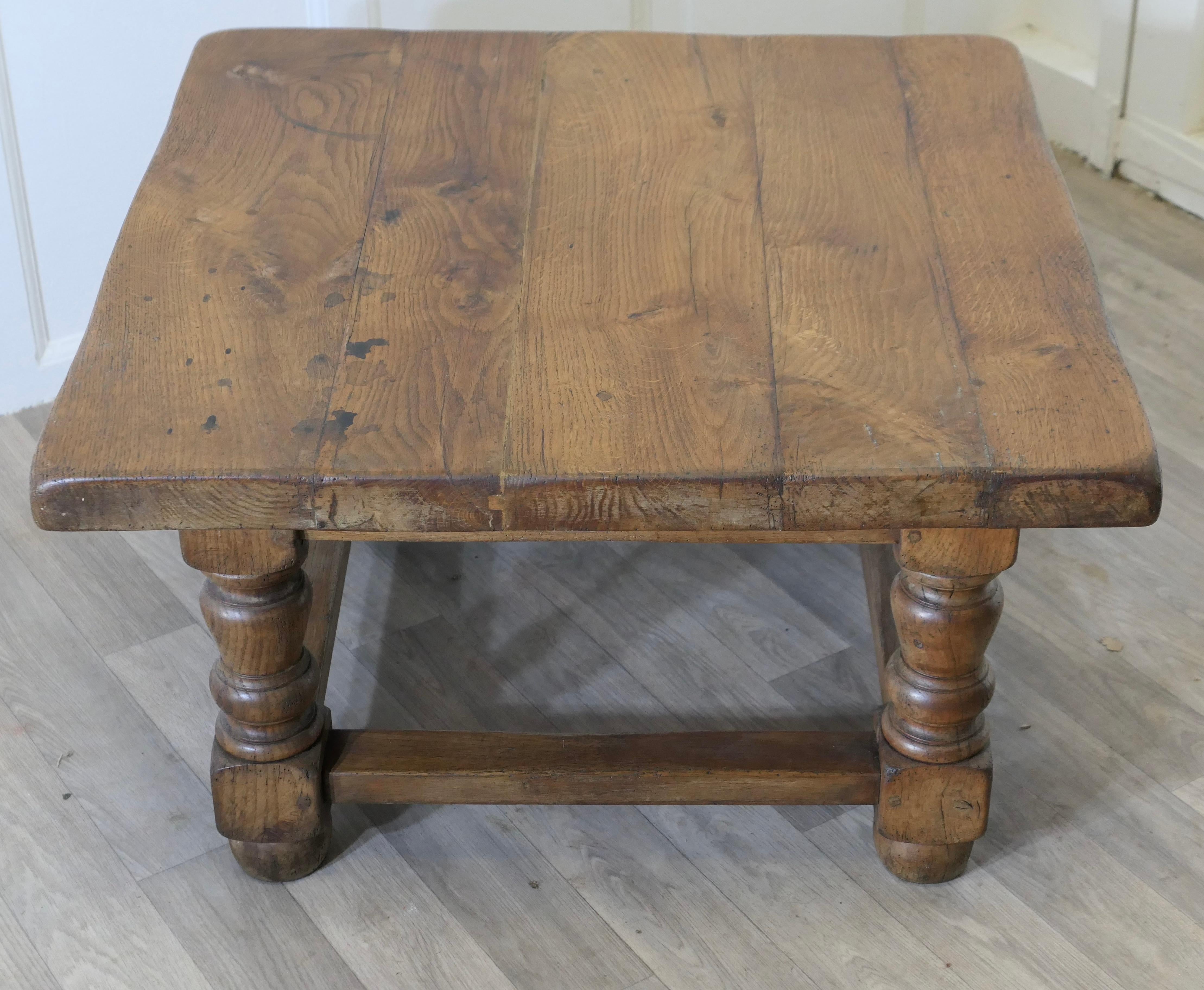 Country Table basse de ferme en planches de chêne lourd    C'est une bonne table de style ferme en vente