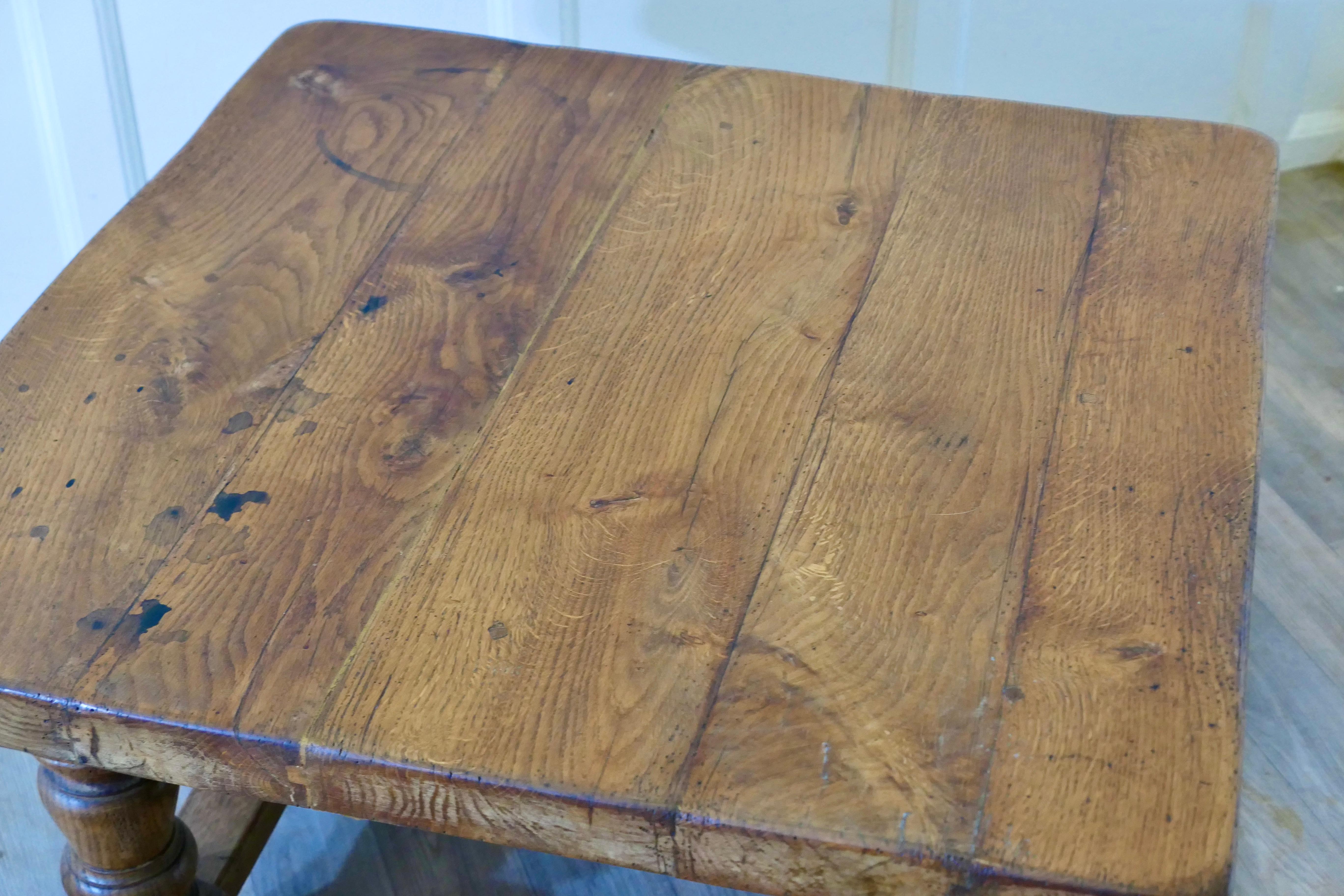 Table basse de ferme en planches de chêne lourd    C'est une bonne table de style ferme Bon état - En vente à Godshill, Isle of Wight