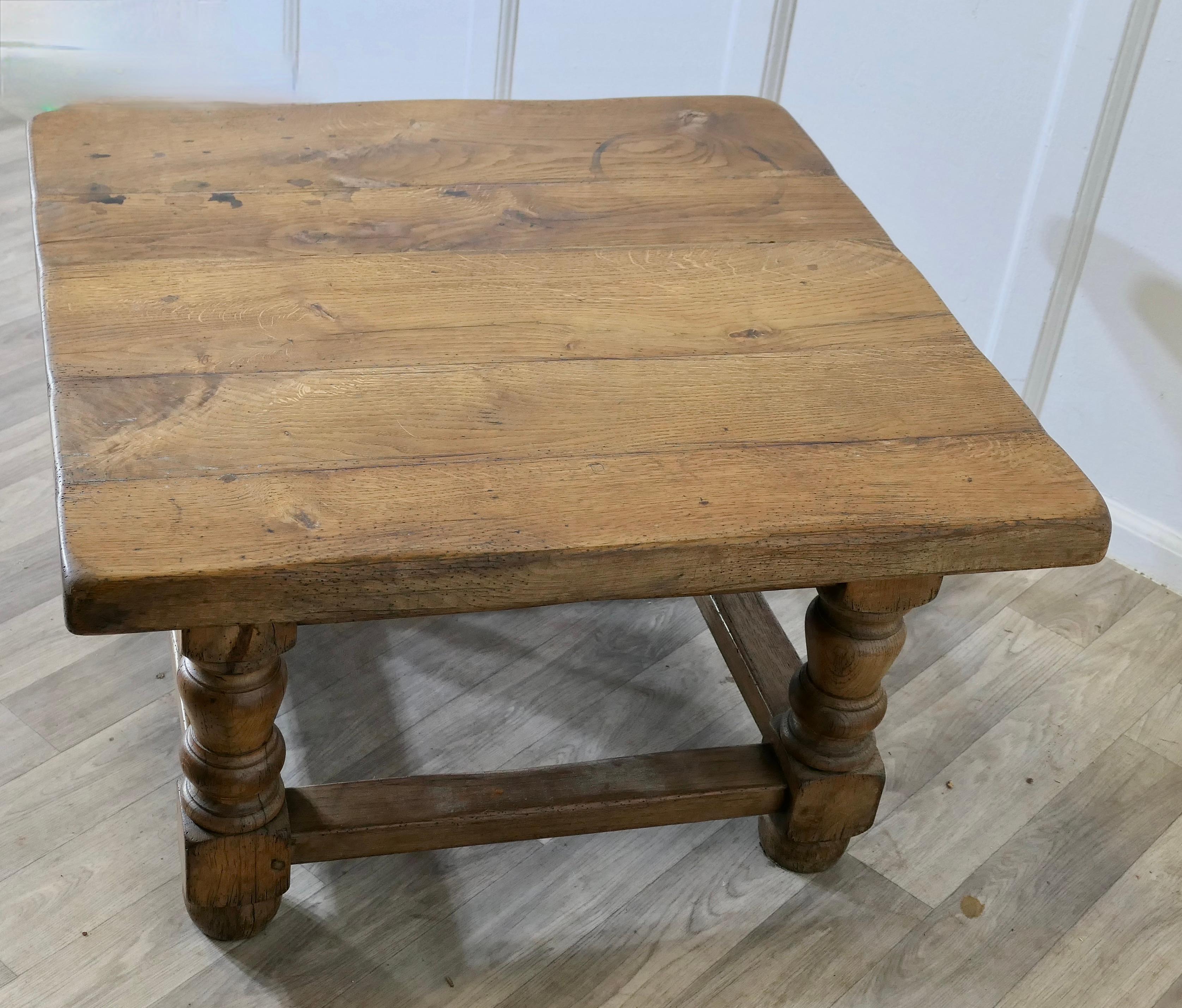 20ième siècle Table basse de ferme en planches de chêne lourd    C'est une bonne table de style ferme en vente