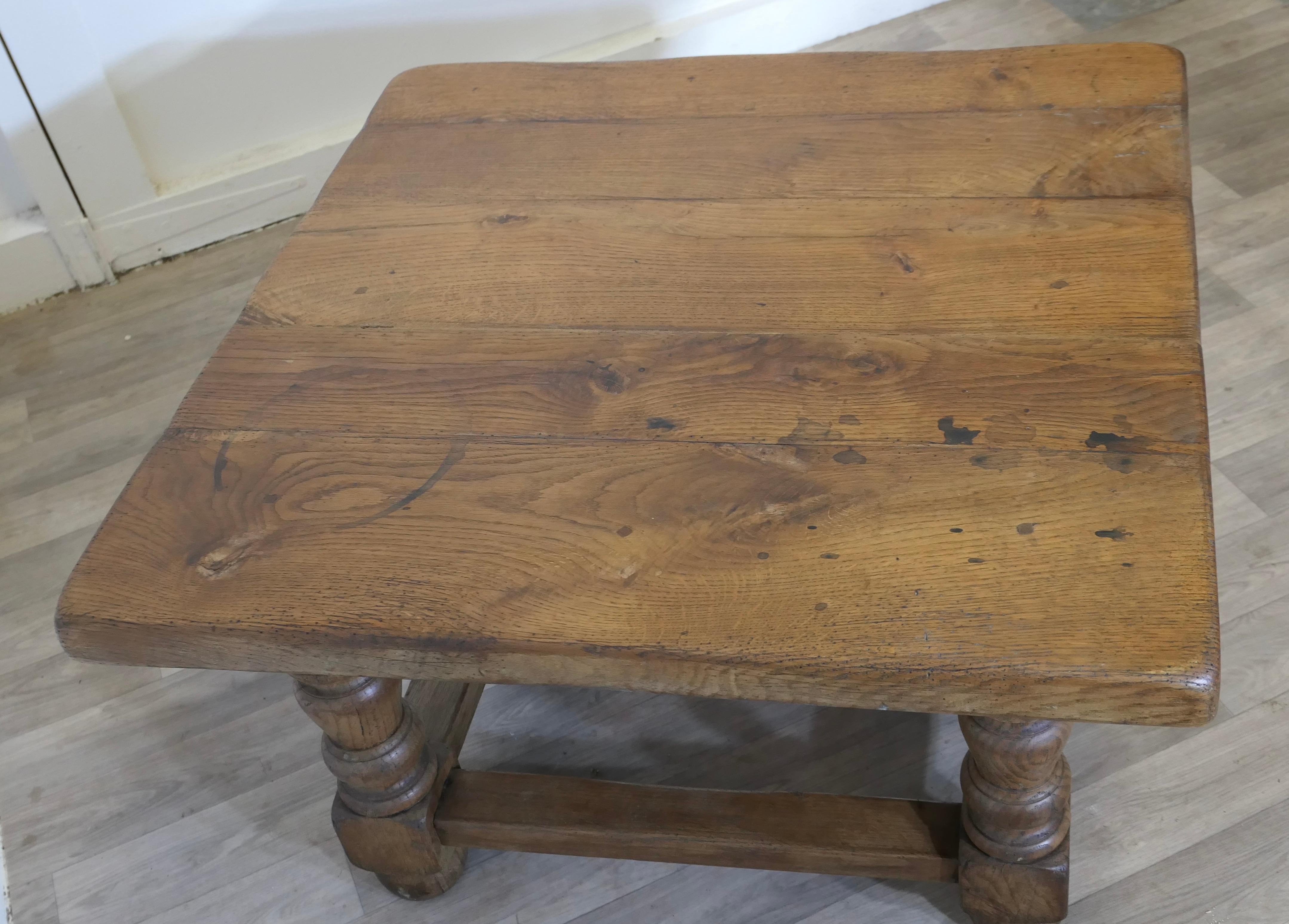 Chêne Table basse de ferme en planches de chêne lourd    C'est une bonne table de style ferme en vente