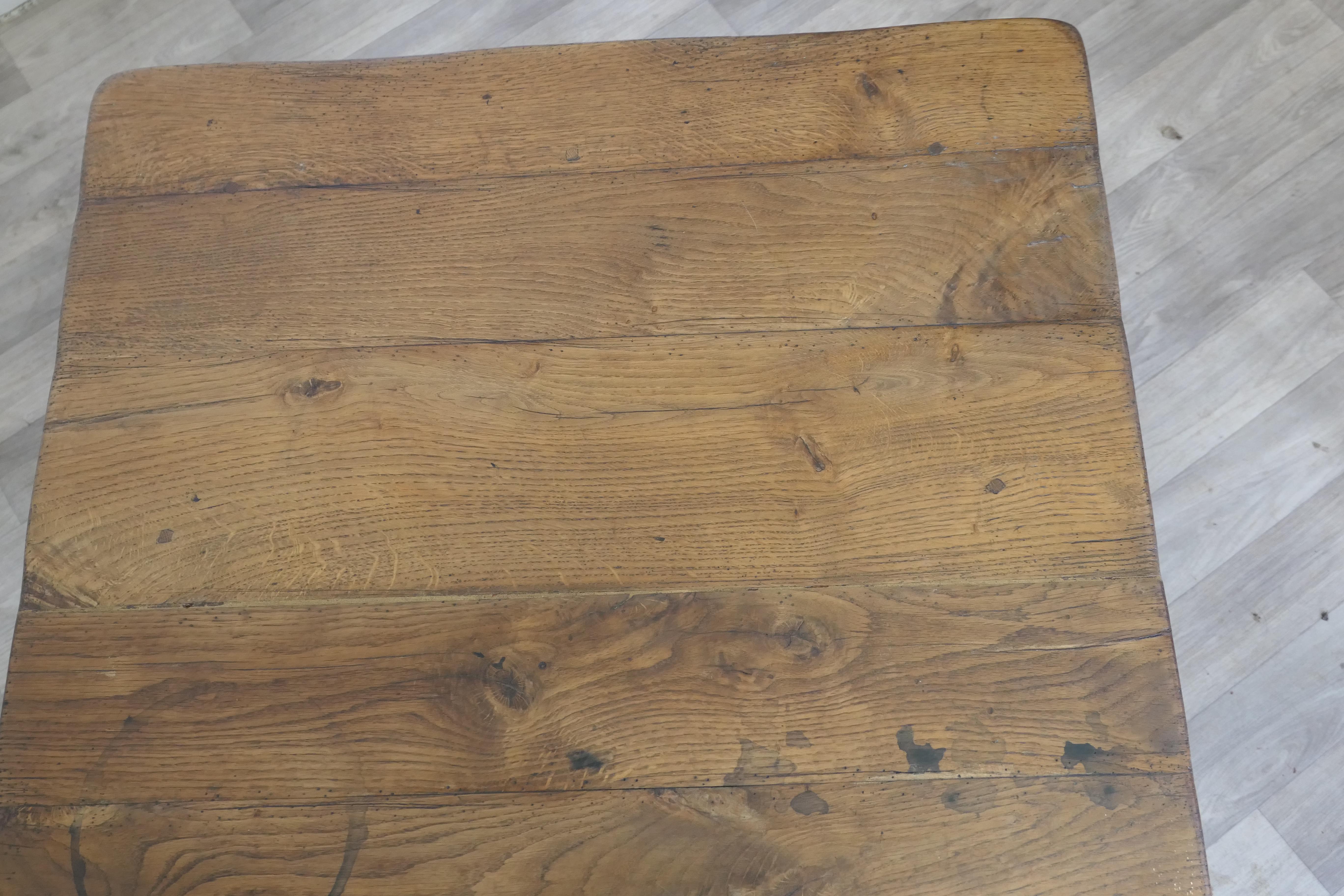 Table basse de ferme en planches de chêne lourd    C'est une bonne table de style ferme en vente 1