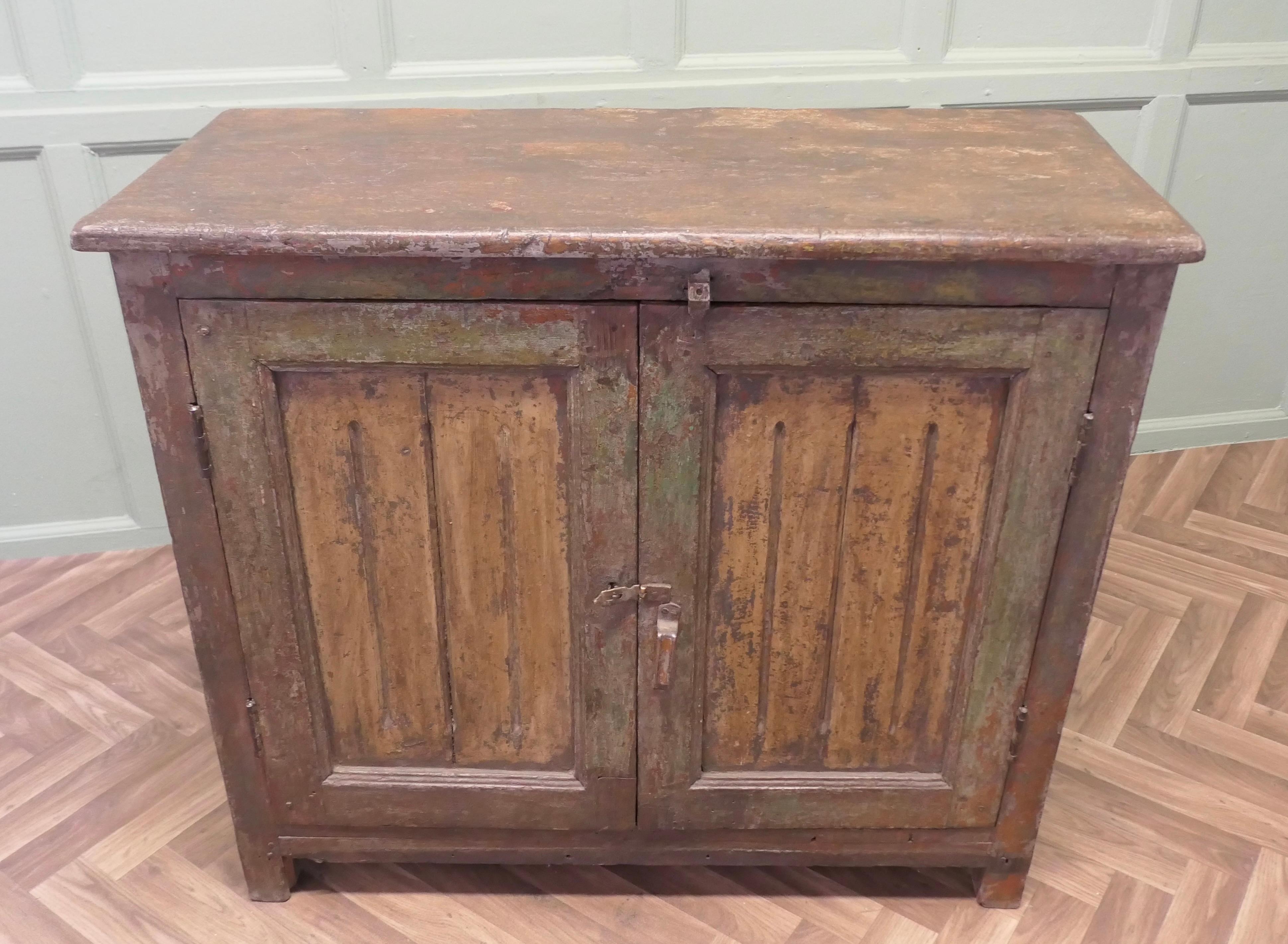 Credenza dipinta in pino vecchio e pesante dal Sud della Francia

Con una bella vernice consumata dal tempo e non restaurata, questa è una credenza francese di campagna, con un lungo ripiano racchiuso da due ante rivestite.
L'armadio è solido e