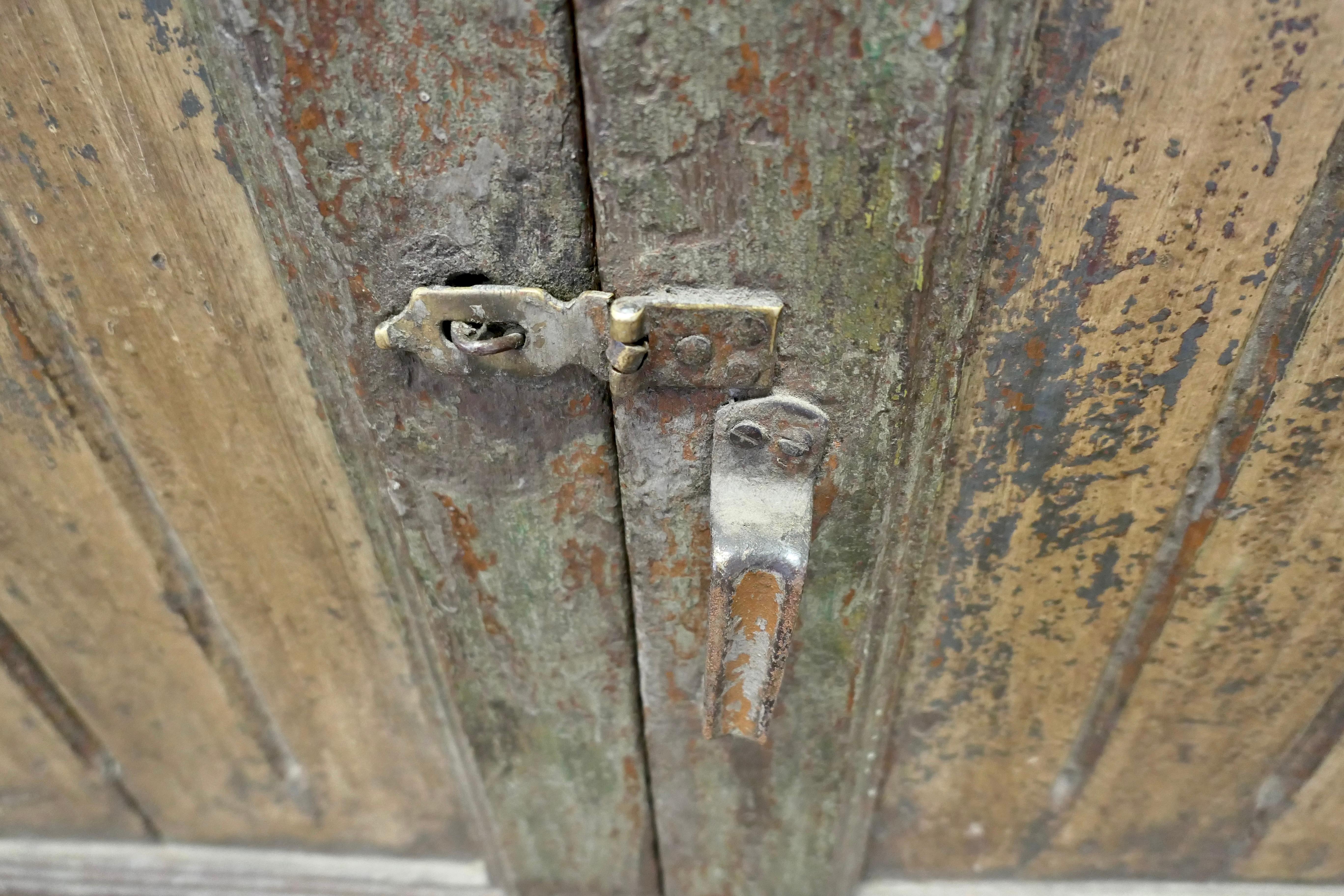Country Credenza dipinta in pino vecchio e pesante dal Sud della Francia  Splendidamente indossato dal tempo in vendita