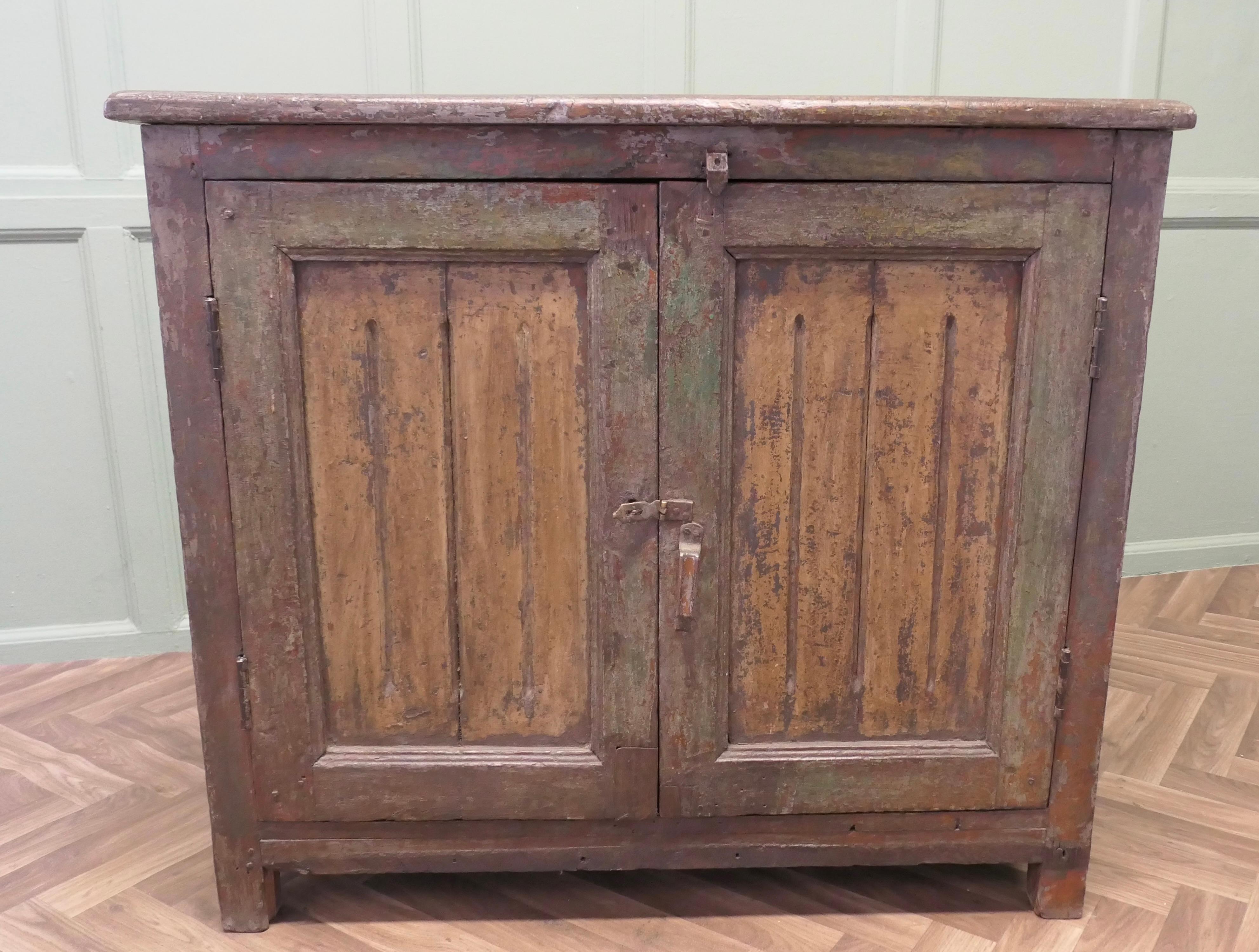 Credenza dipinta in pino vecchio e pesante dal Sud della Francia  Splendidamente indossato dal tempo In condizioni buone in vendita a Godshill, Isle of Wight