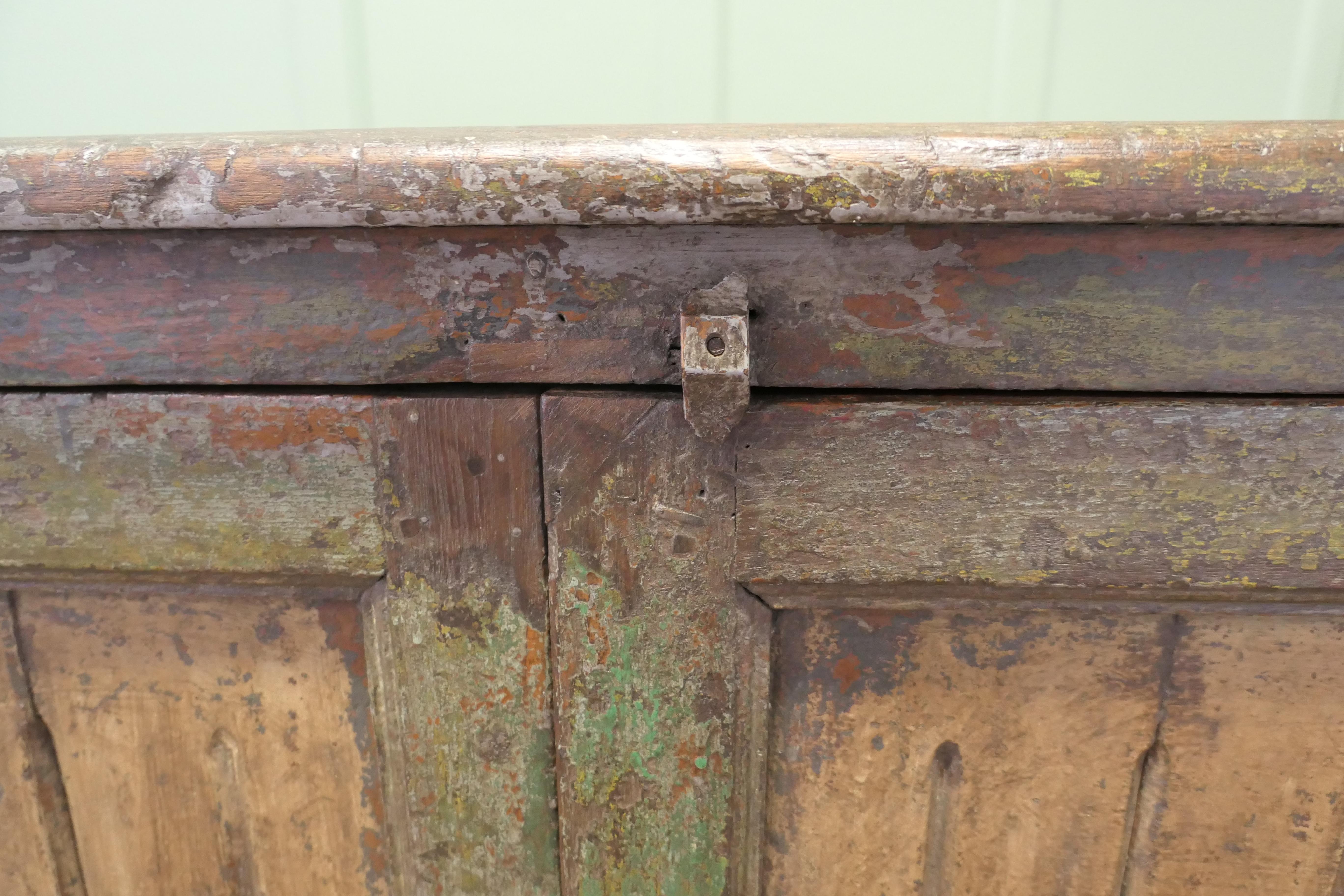 Pino Credenza dipinta in pino vecchio e pesante dal Sud della Francia  Splendidamente indossato dal tempo in vendita