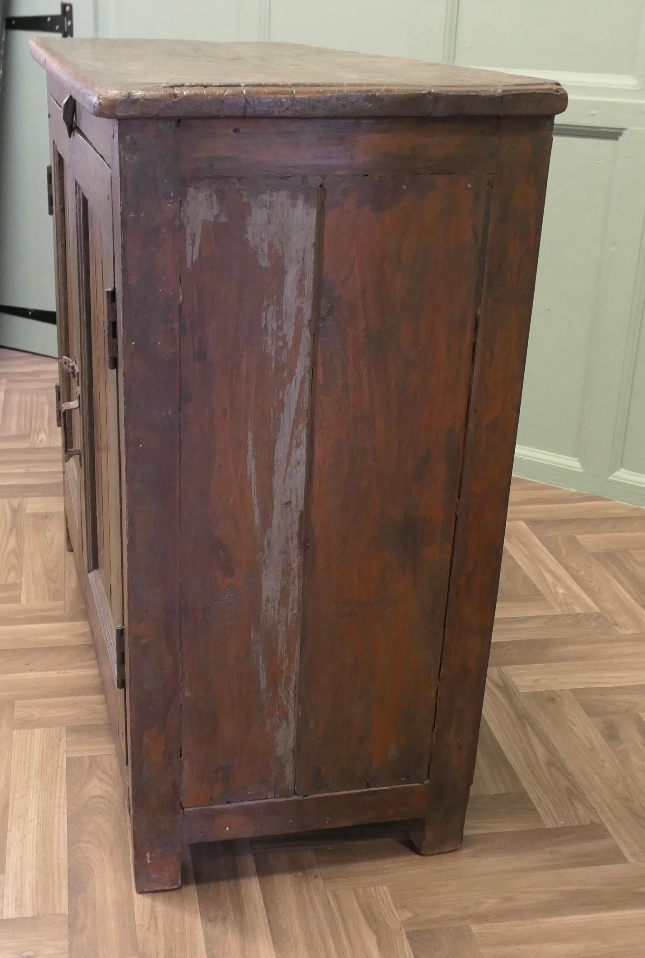 Credenza dipinta in pino vecchio e pesante dal Sud della Francia  Splendidamente indossato dal tempo in vendita 1