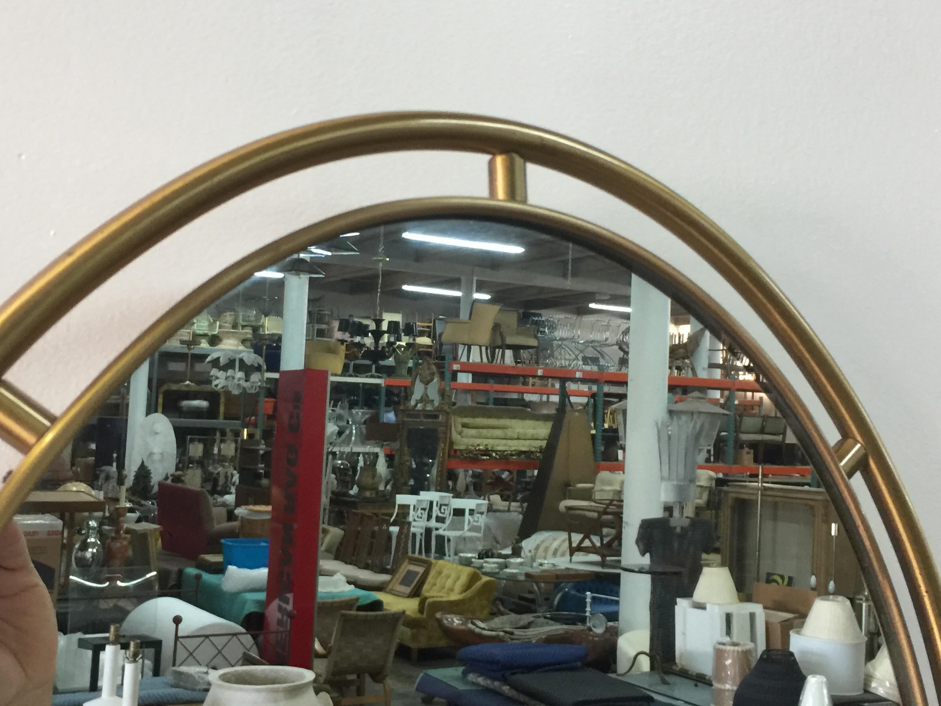 italien Miroir ovale flottant lourd encadré de laiton en vente
