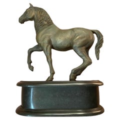 Sculpture en bronze lourd patiné d'un cheval Paso Fino