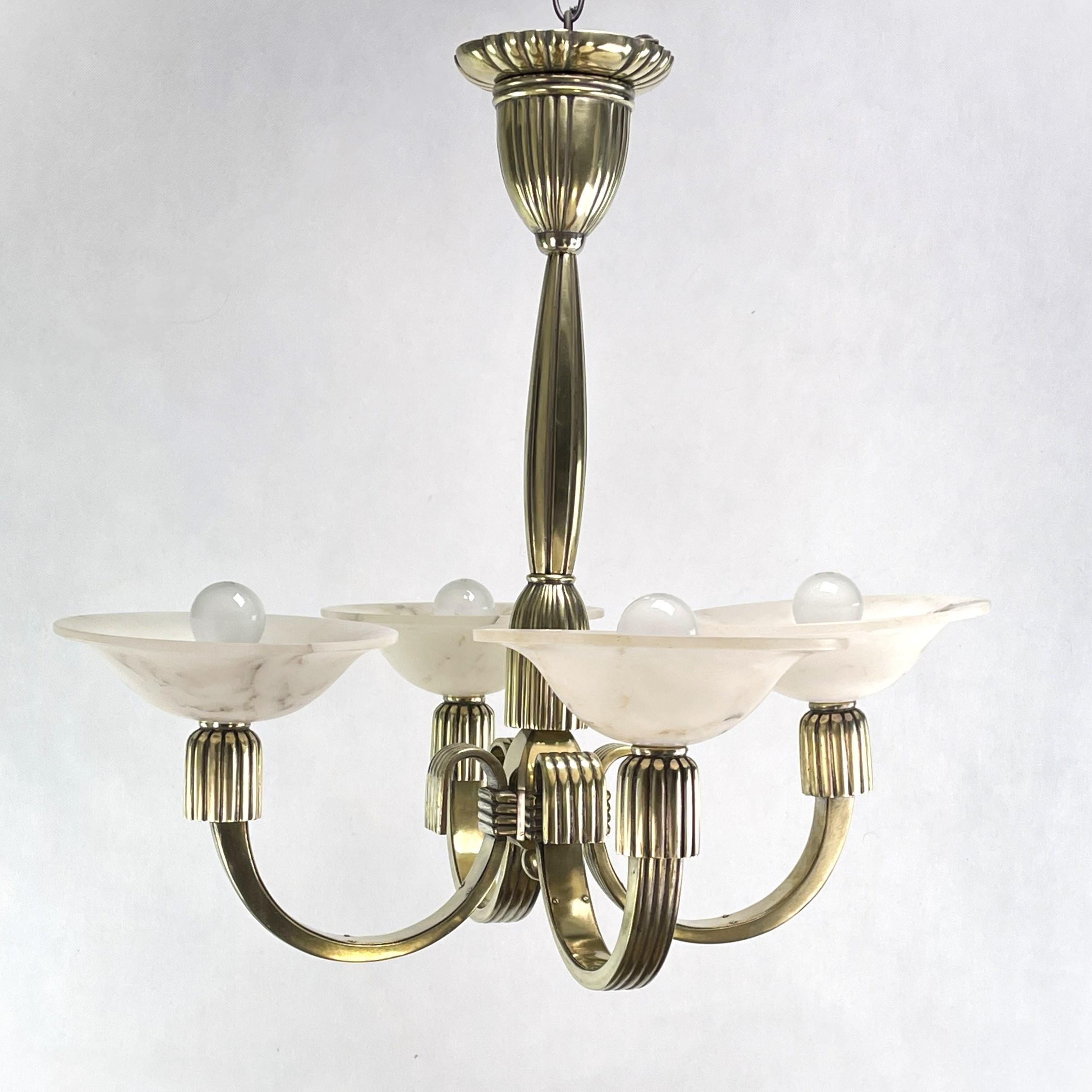 Art Deco chandelier - 1930s.

This beautiful antique pendant lamp captivates with its simple and sober Art Deco design. The lamp gives a very pleasant light. This ceiling lamp is an absolute design Classic from the Art Deco period.

The lamp has
