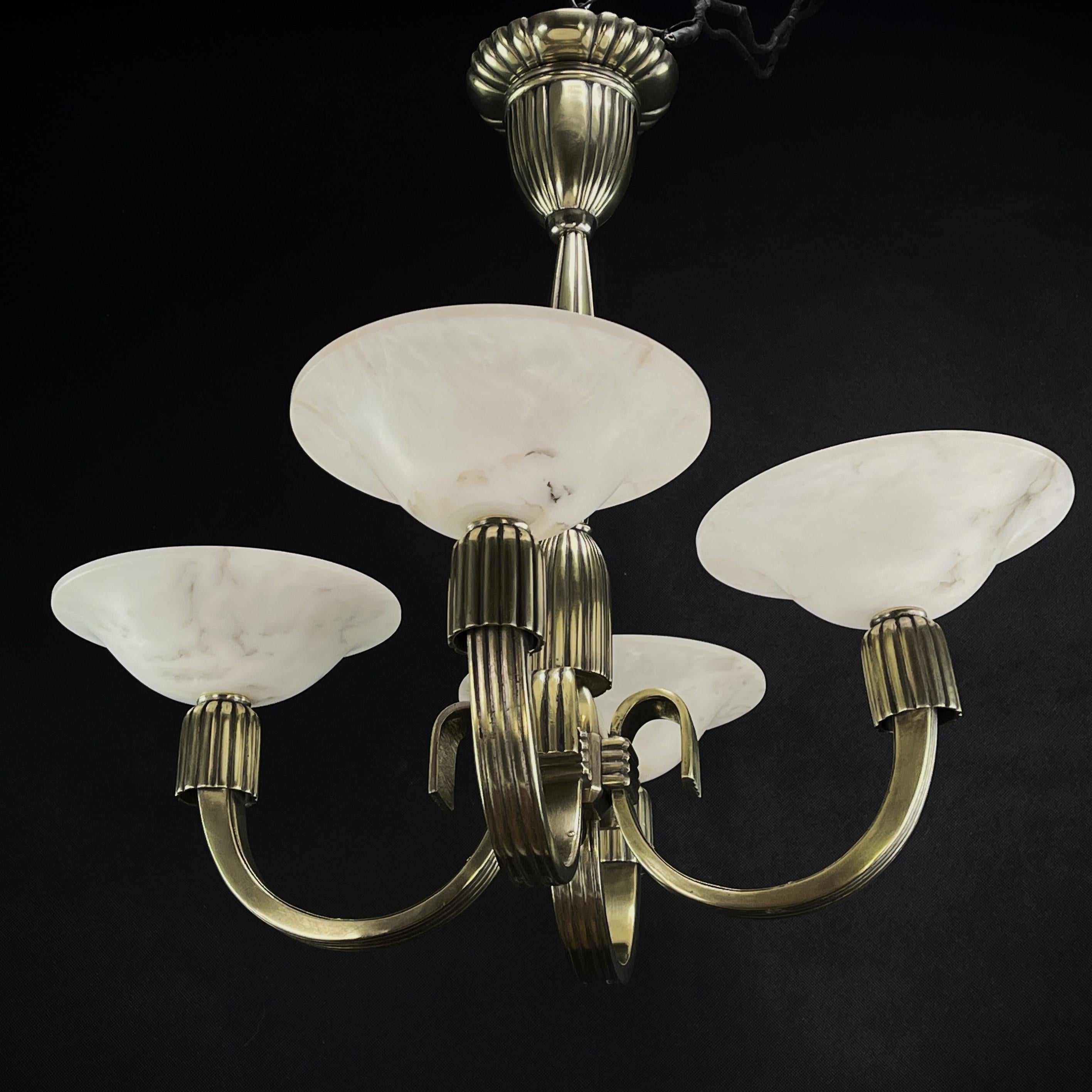 Art Déco Lampadario Art Deco Petitot pesante a sospensione in bronzo, alabastro, anni '30 in vendita