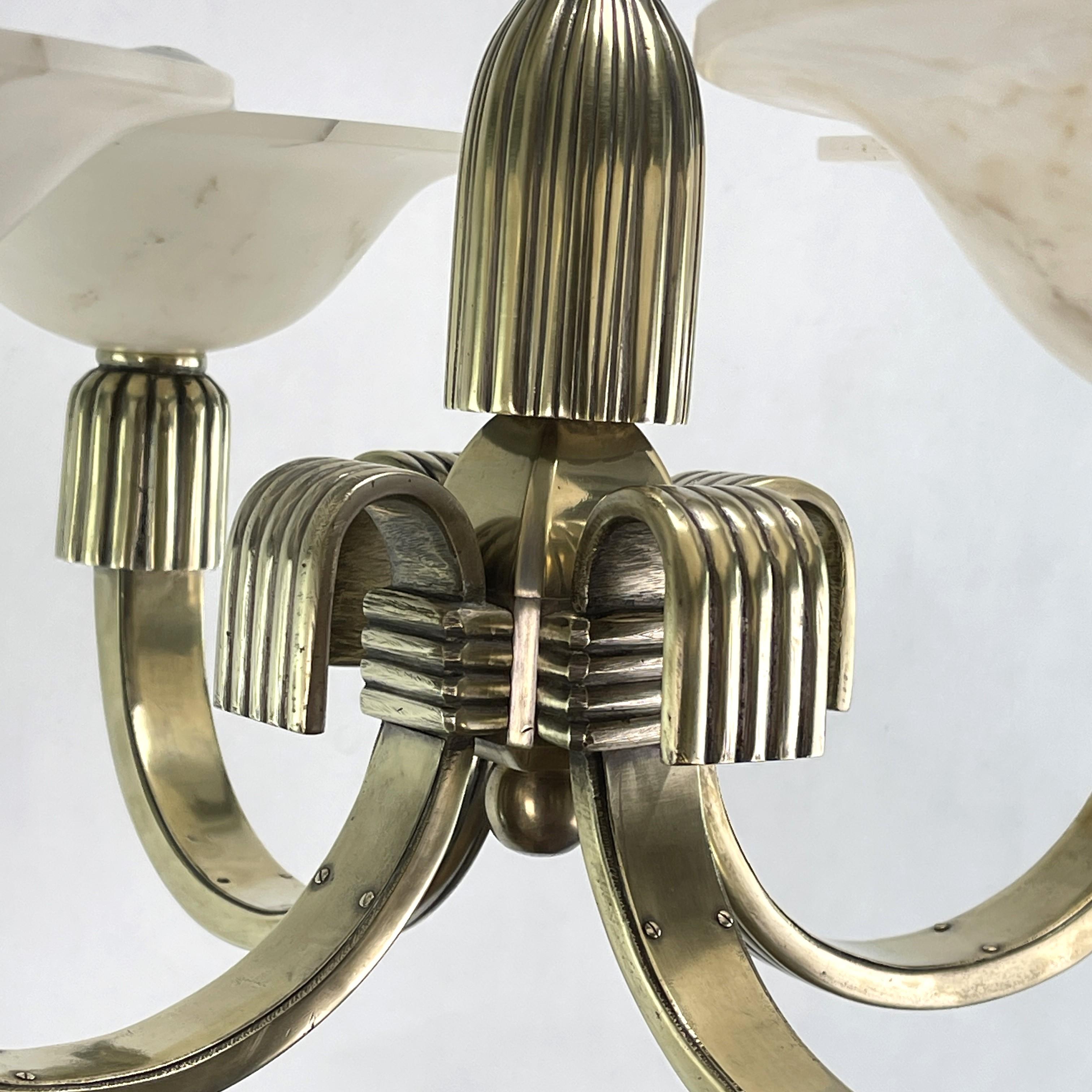 Francese Lampadario Art Deco Petitot pesante a sospensione in bronzo, alabastro, anni '30 in vendita