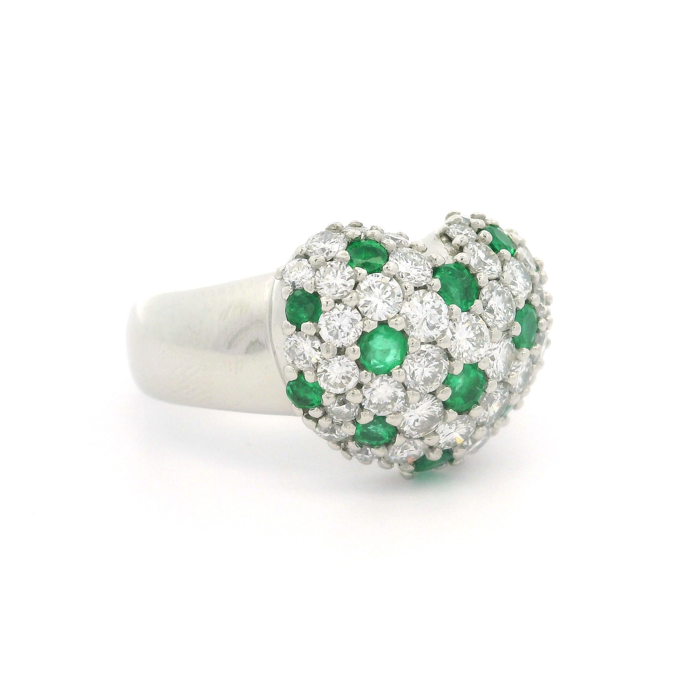 --Pietre: --
Numerosi diamanti naturali autentici - taglio rotondo a brillante - pavé incastonato - purezza VS1/VS2 con pochi SI - colore F/G - 1,41ctw (esatto)
(13) Smeraldi Nature autentici - Taglio rotondo Brilliante - Set Pavé - Colore Greene &