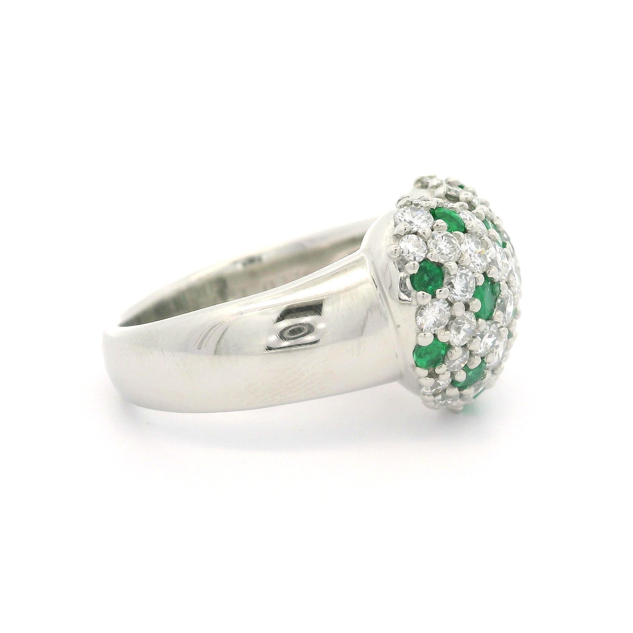 Taglio brillante Anello di alta qualità in platino pesante con diamanti e smeraldi in pavé da 1,99 ct. in vendita