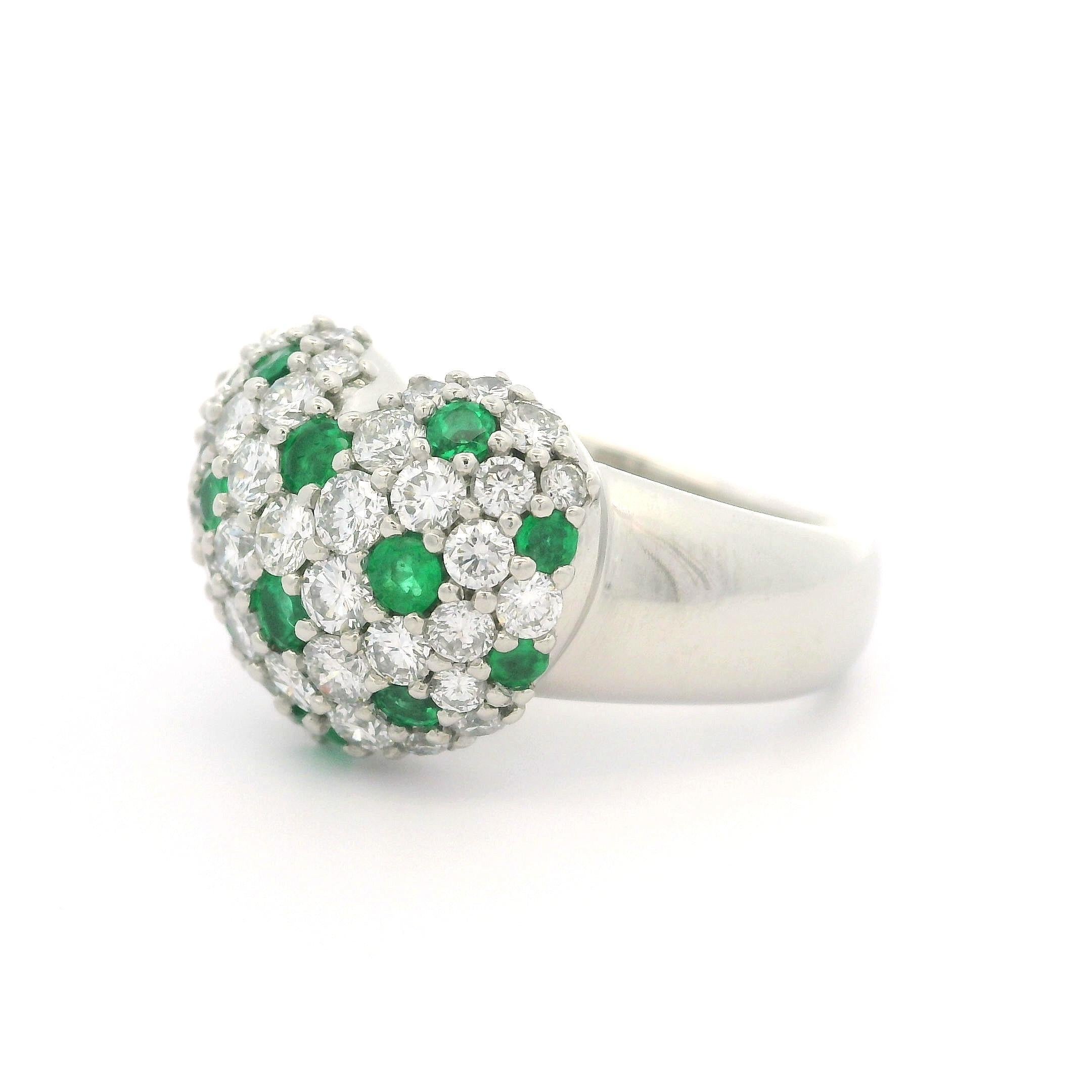 Anello di alta qualità in platino pesante con diamanti e smeraldi in pavé da 1,99 ct. In condizioni ottime in vendita a Montclair, NJ