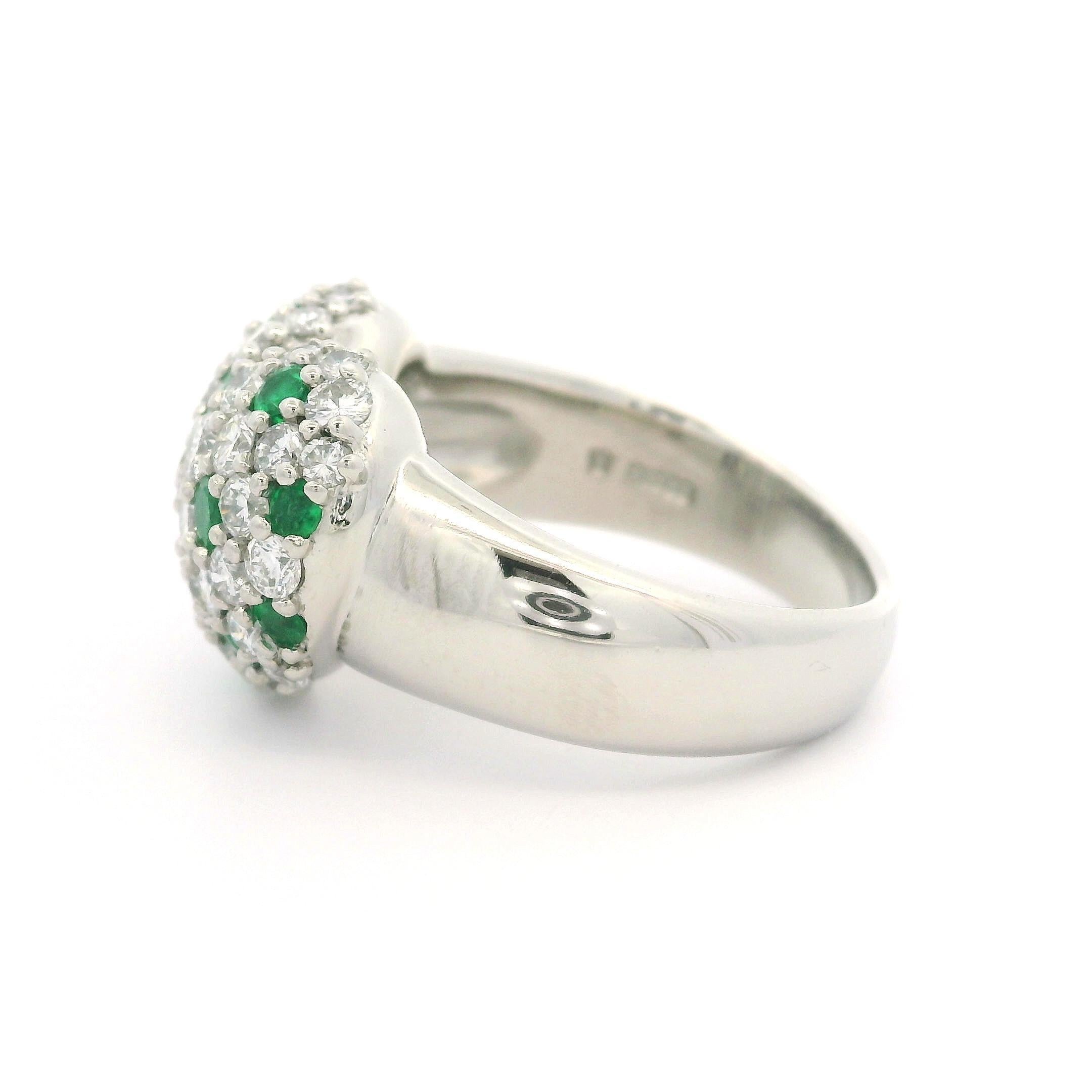 Donna Anello di alta qualità in platino pesante con diamanti e smeraldi in pavé da 1,99 ct. in vendita
