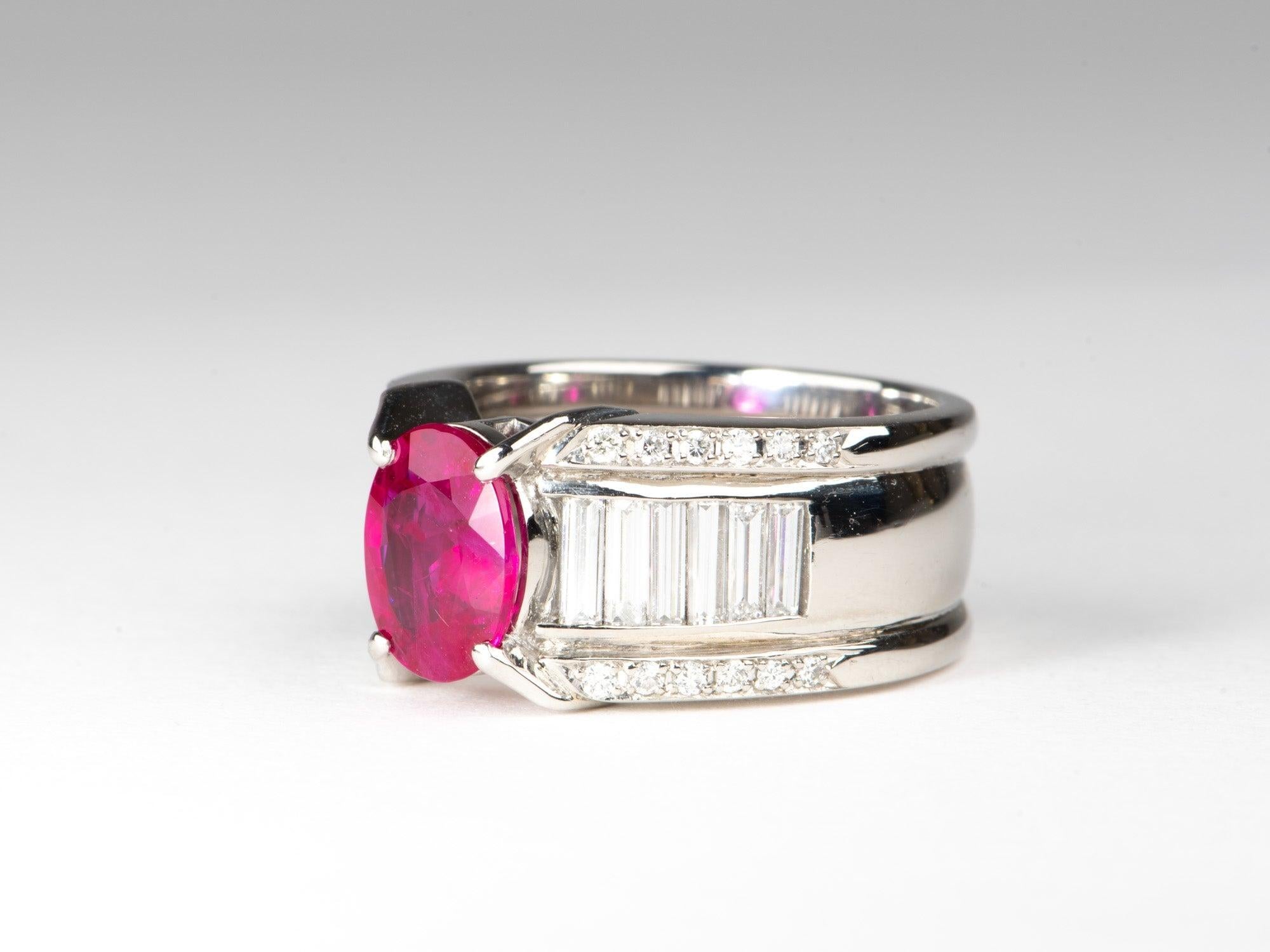 ♥ Anello di platino pesante 1,77 carati di rubino su una splendida fascia di diamanti a baguette 
♥ Splendido colore di rubino!
♥ L'articolo misura 10,2 mm di lunghezza (direzione nord-sud), 6,4 mm di larghezza (direzione est-ovest) e 5,4 mm di